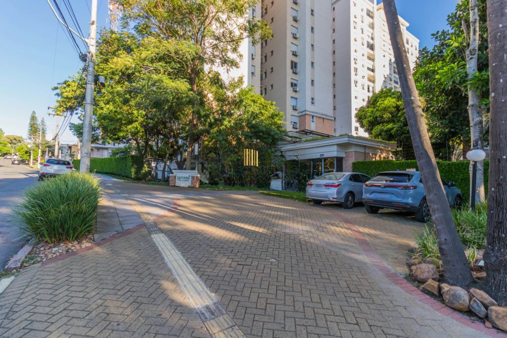 Apartamento com 3 dormitórios, 1 suíte, 1 vaga e elevador no Passo da Areia