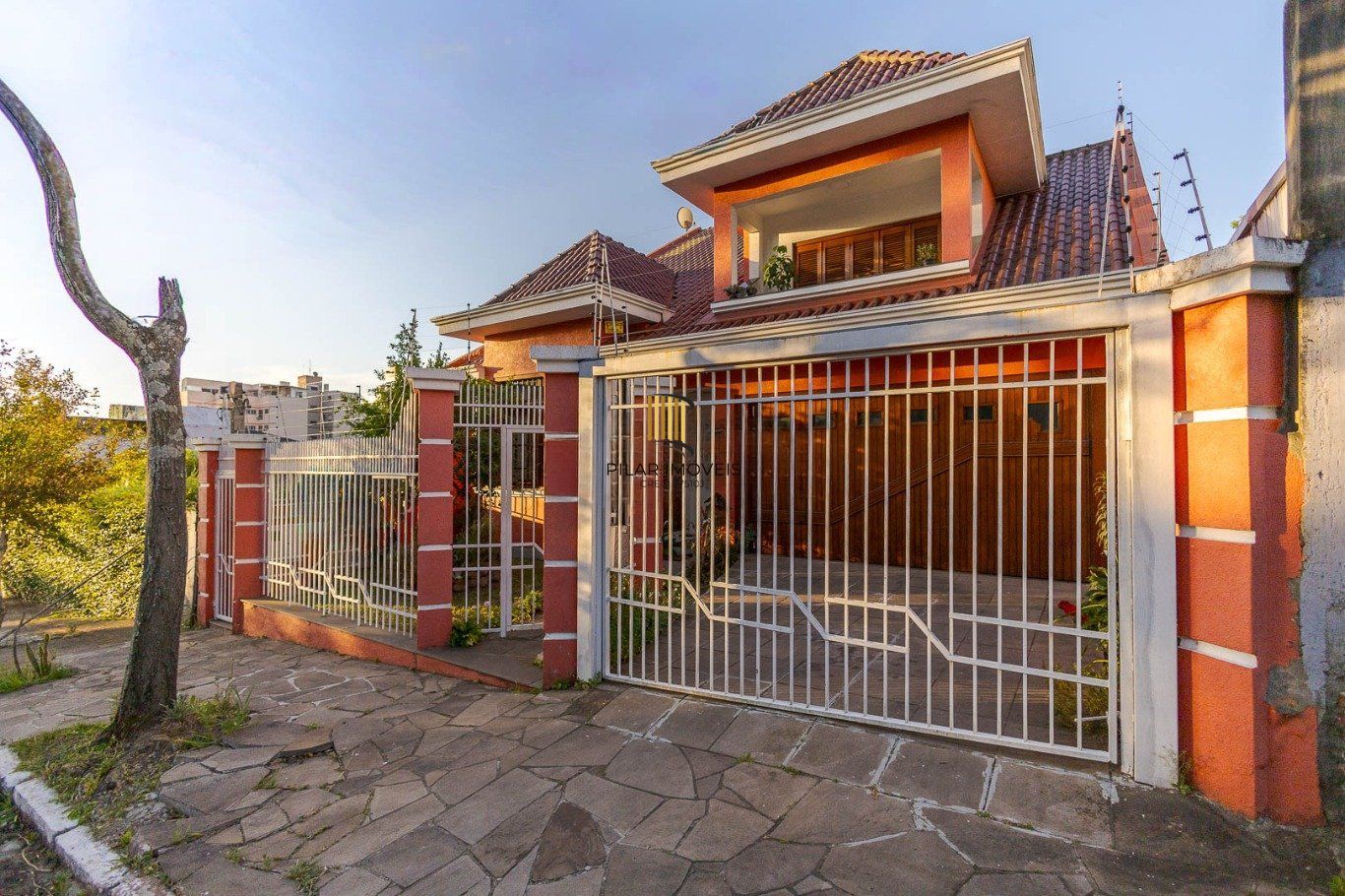 Casa de 297m² no centro de canoas, com 3 quartos, 1 suíte e 3 vagas de garagem. - Pilar Imóveis