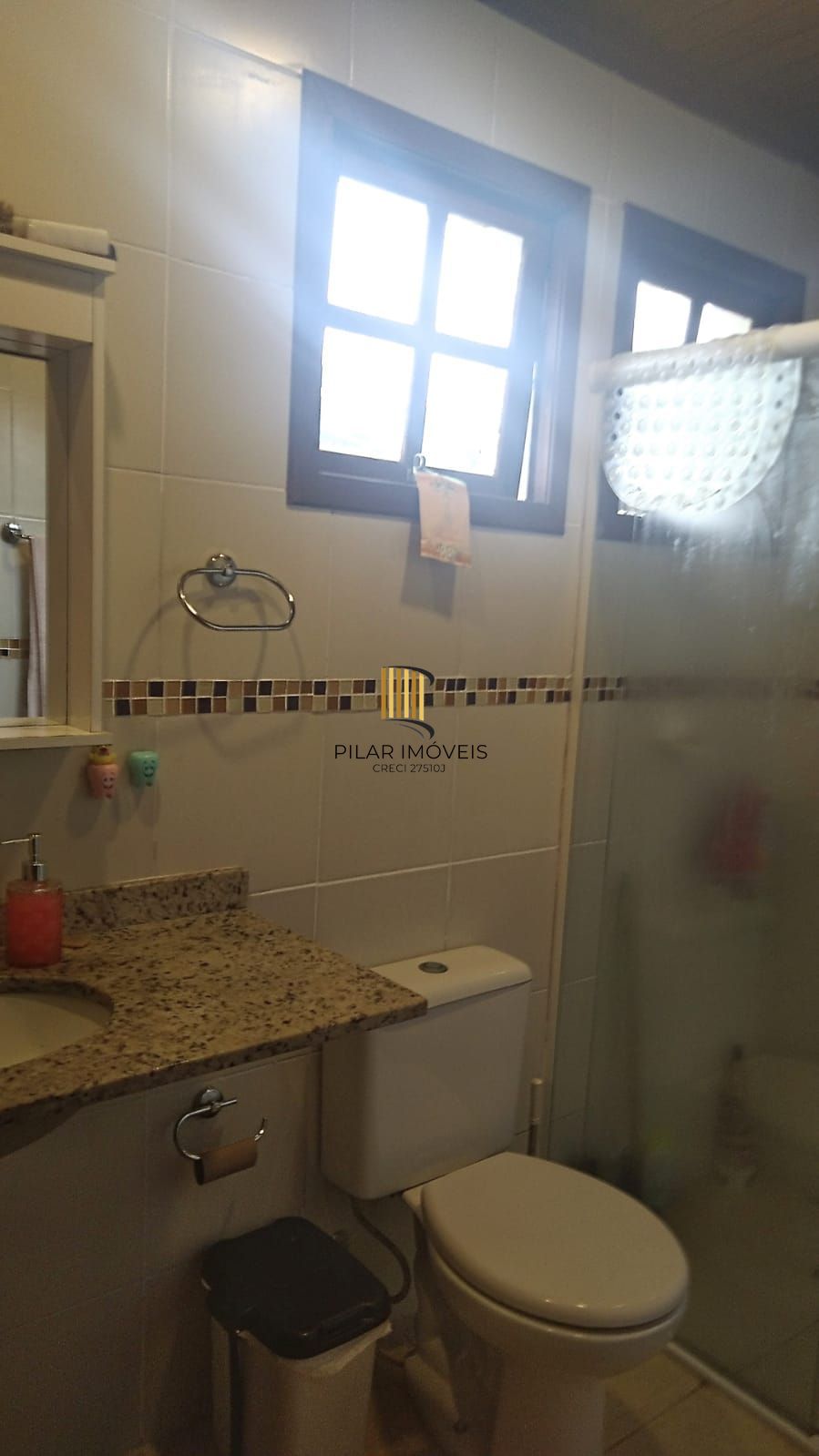 Casa de 2 quartos, churrasqueira, pátio, 2 vagas no bairro Lomba do Pinheiro