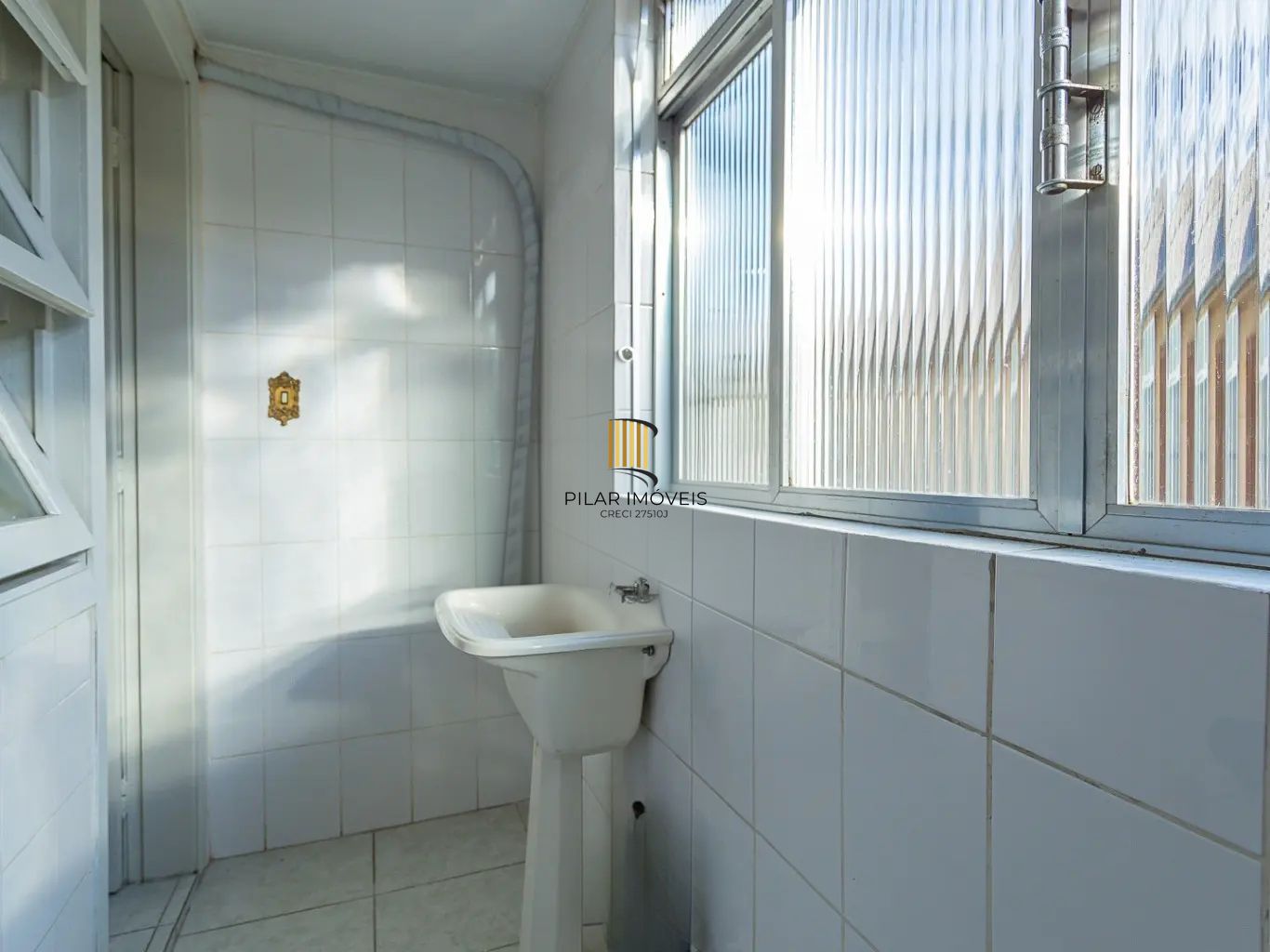 Apartamento com 3 dormitórios e 1 vaga de garagem no bairro Azenha.