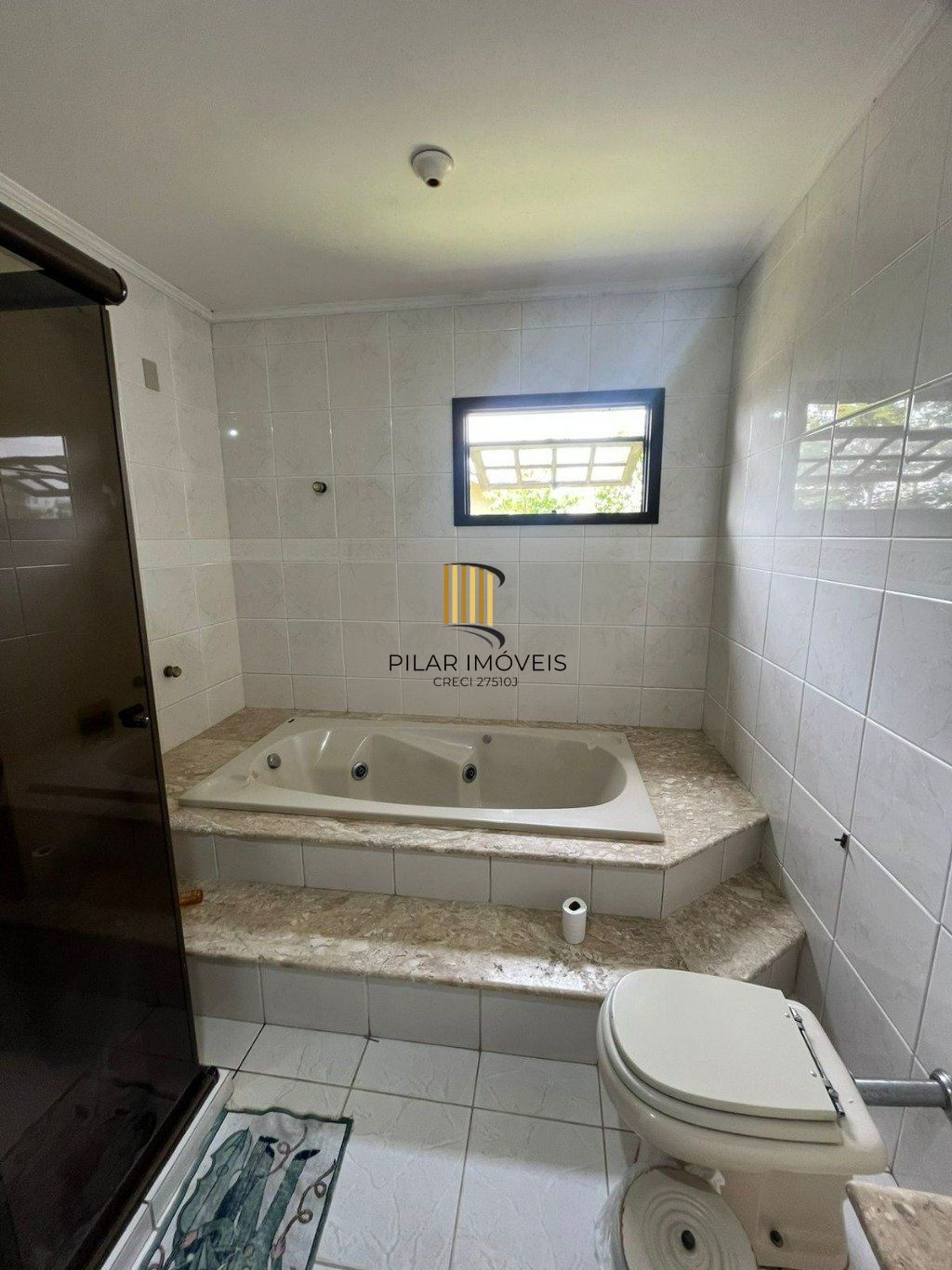 Casa de 3 dormitórios e 4 vagas de garagem em Cachoeirinha.