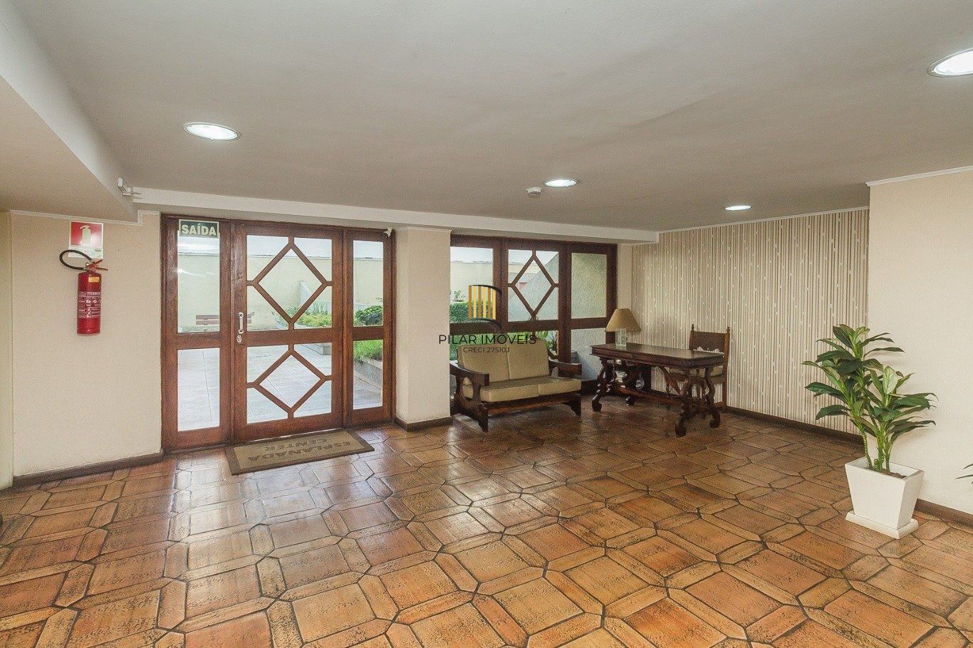 Apartamento mobiliado com 76m², 2 dormitórios e sol da manhã no bairro Floresta