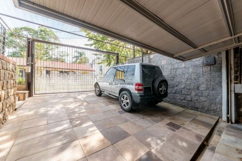 Casa semi mobiliada de 4 quartos e  4 vagas no bairro Chácara das Pedras.