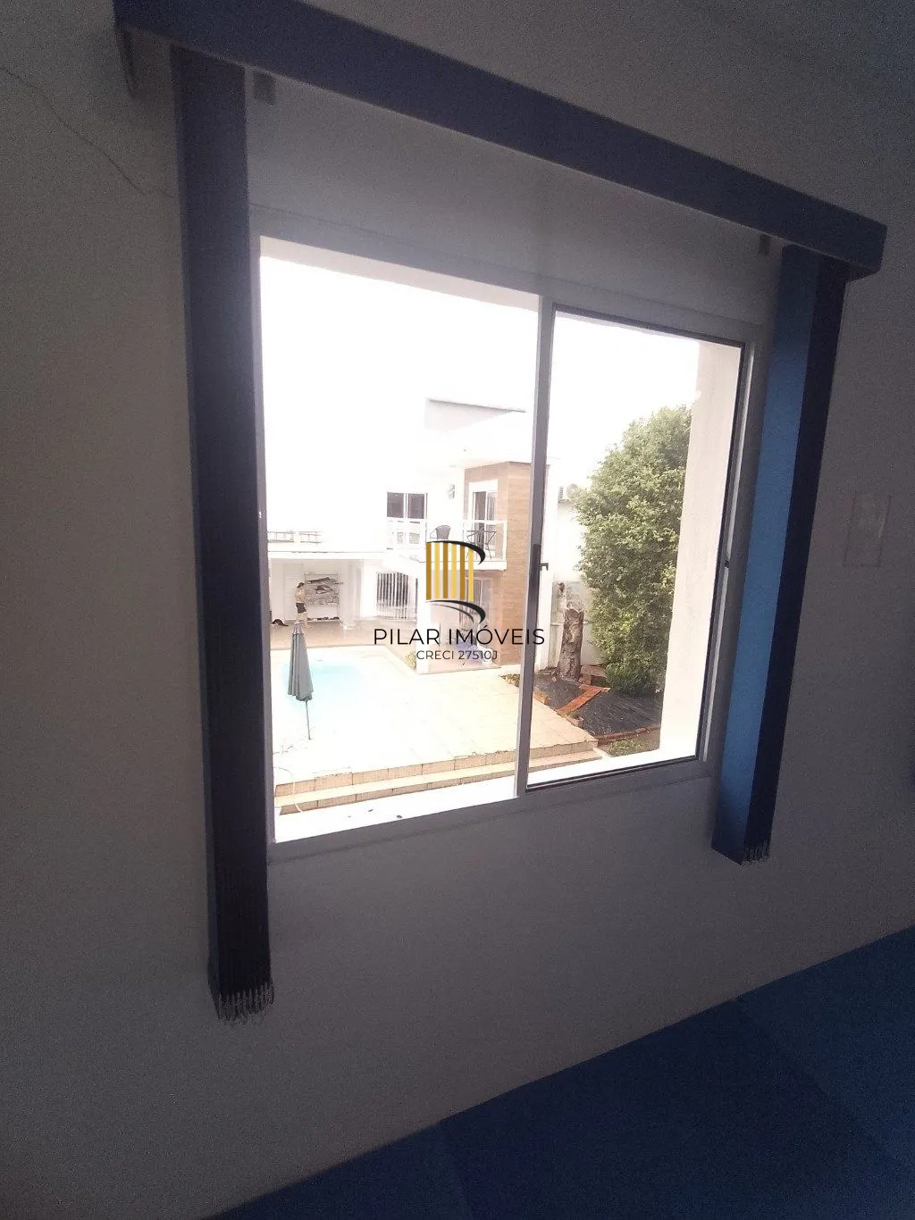 Casa de 5 dormitórios, piscina e 4 vagas de garagem em Canoas.