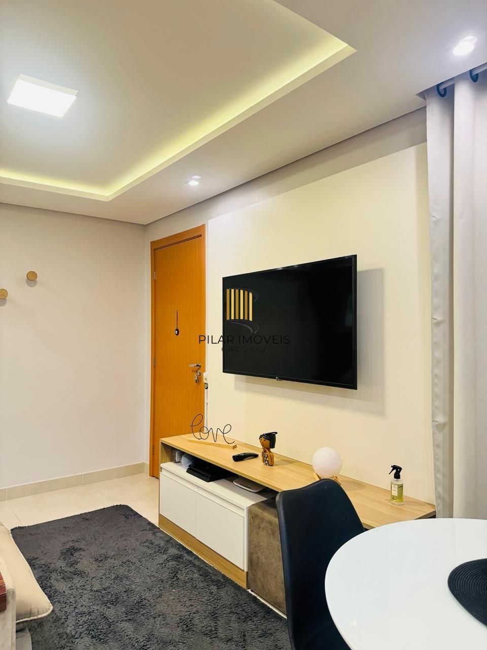 Apartamento de 2 dormitórios com 1 vaga no Bairro Morro Santana.