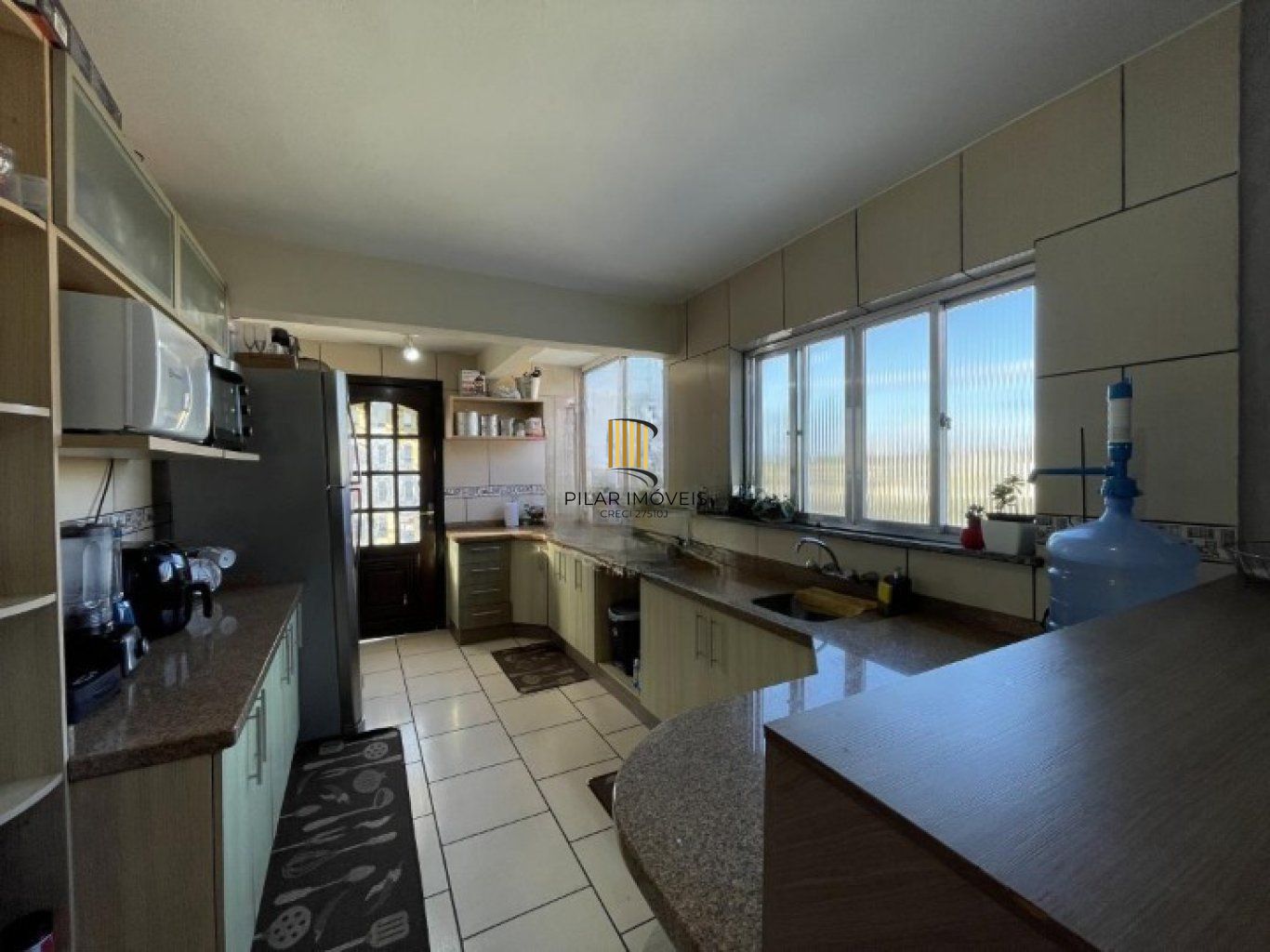 Casa geminada com 3 quartos, vaga de garagem e sacada no bairro Jardim Sabara