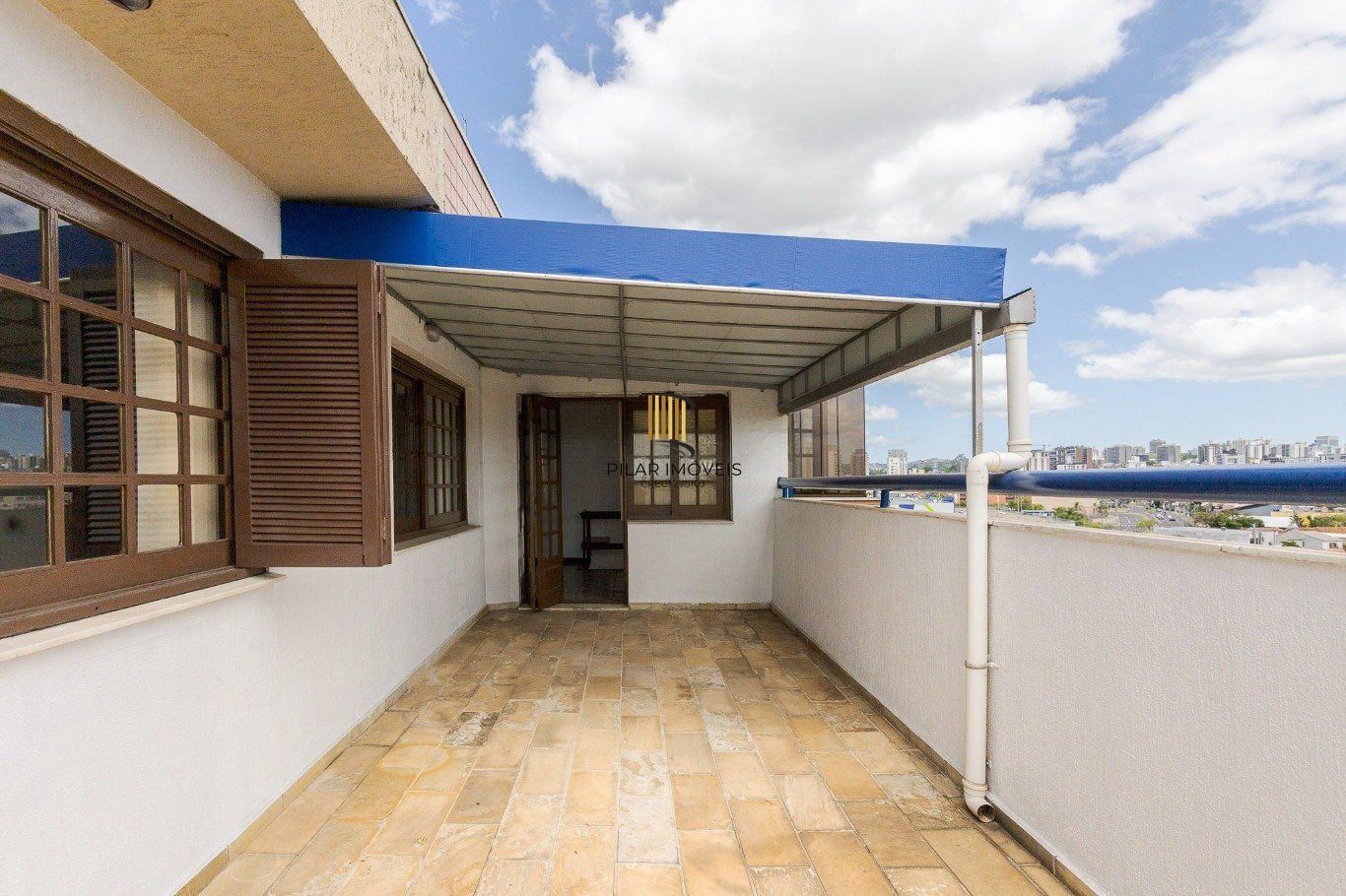 Cobertura com 4 quartos, 1 suíte e 2 vagas no bairro Passo da Areia.