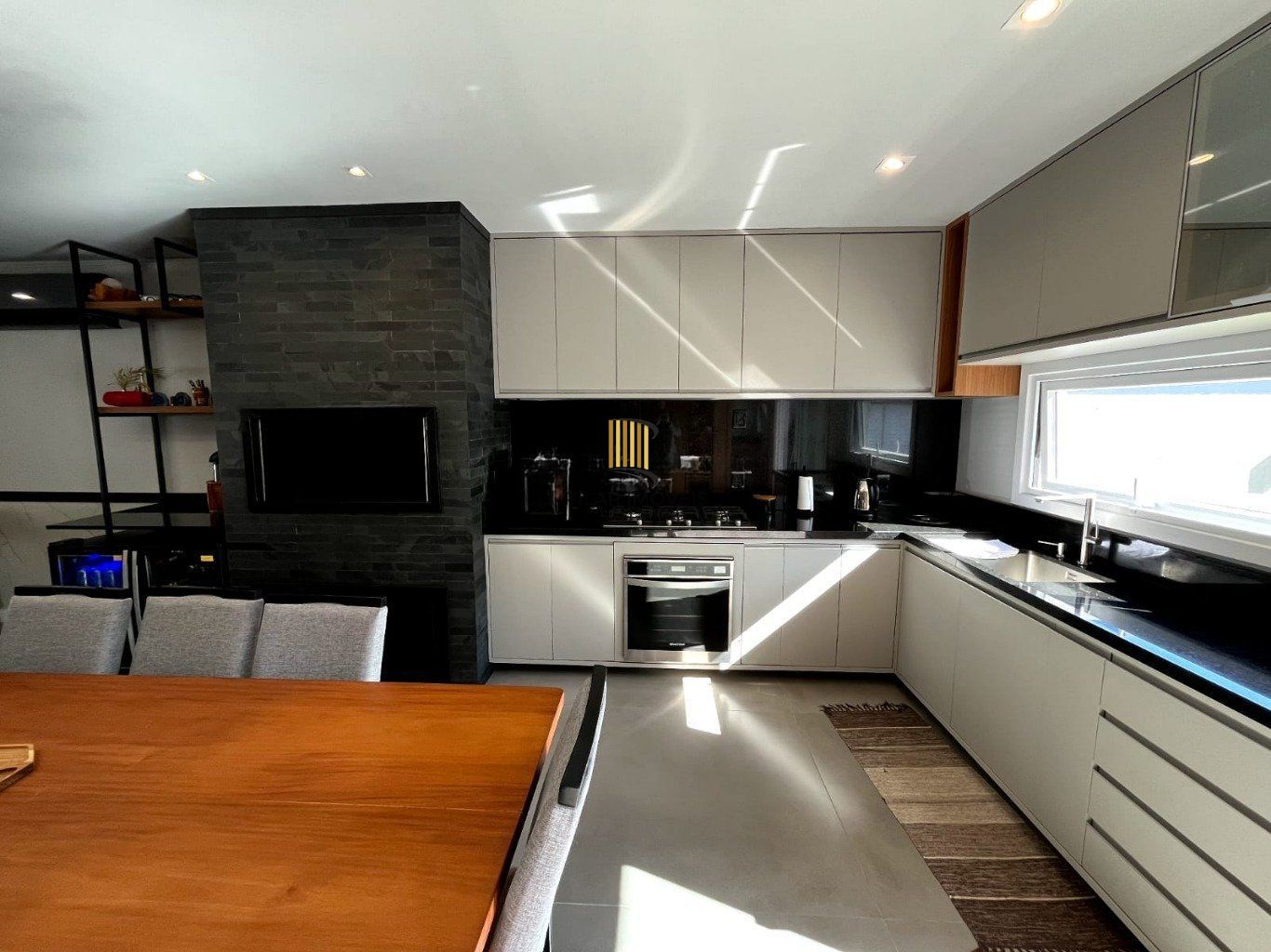 Casa de 3 dormitórios e 4 vagas de garagem em Gravataí.