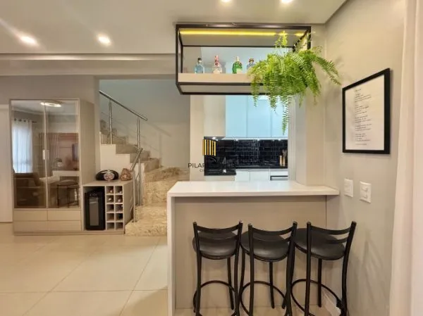 Casa em condomínio com 3 quartos e 2 vagas de garagem em Canoas.