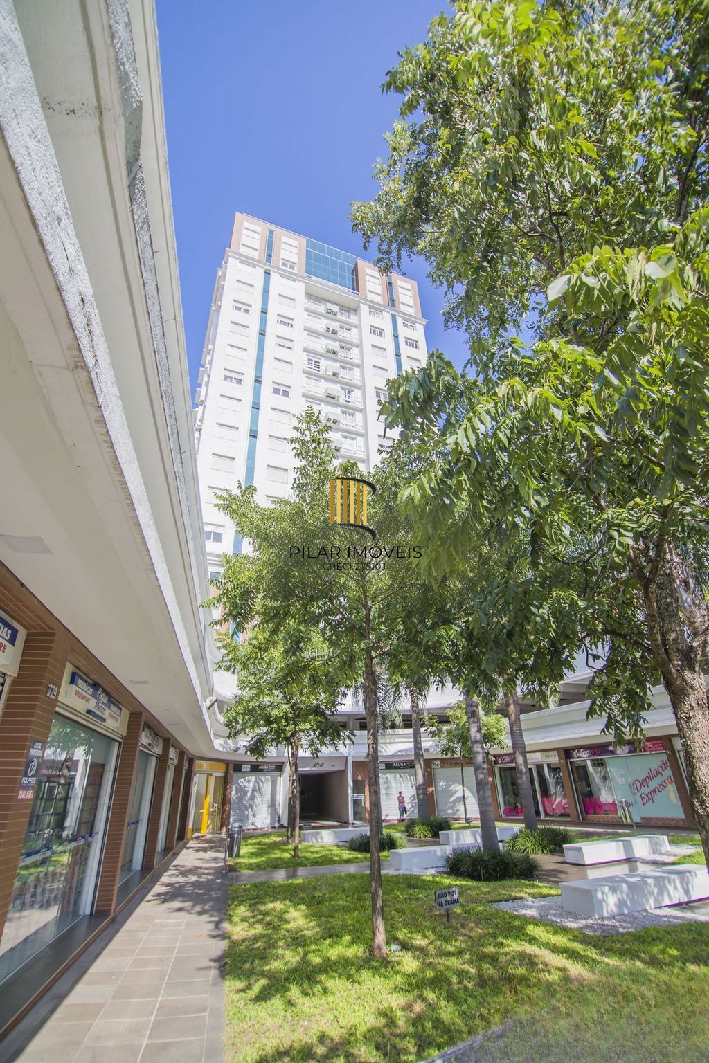 Apartamento 2 dormitórios, churrasqueira, 1 vaga, elevador na Rua General Lima e Silva.