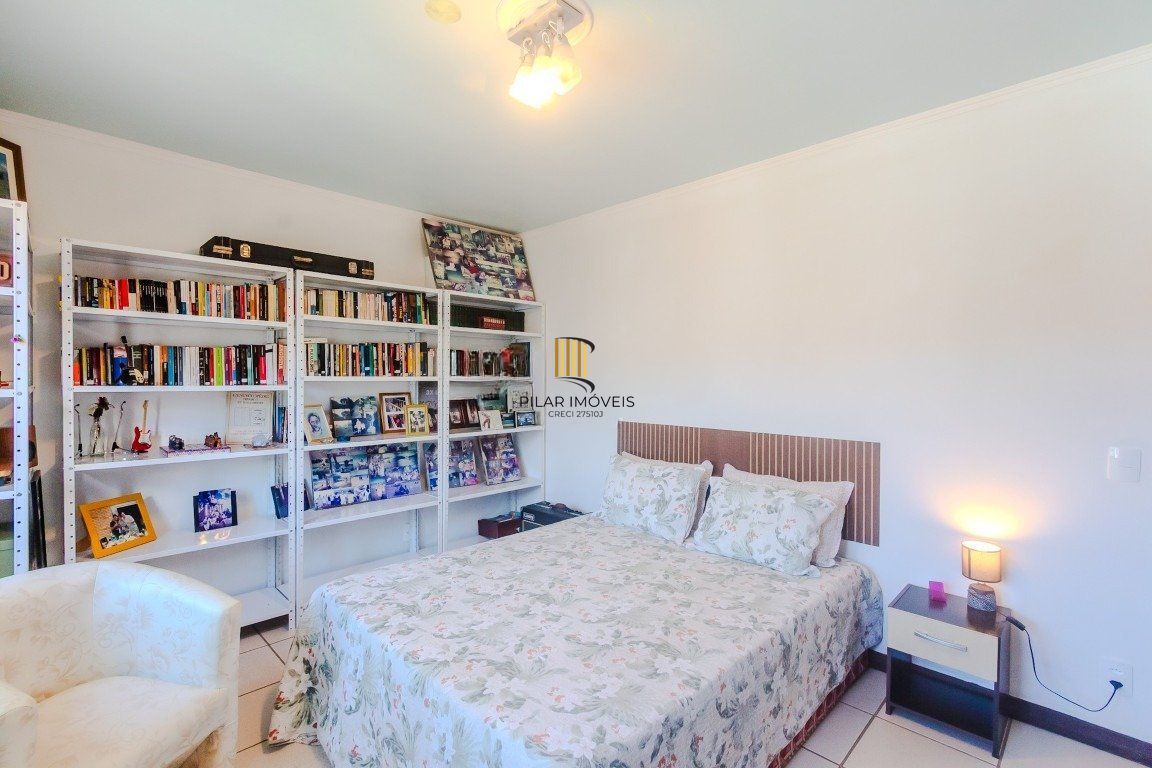 Casa de 4 dormitórios, sendo 1 suíte e 4 vagas de garagem em Canoas.