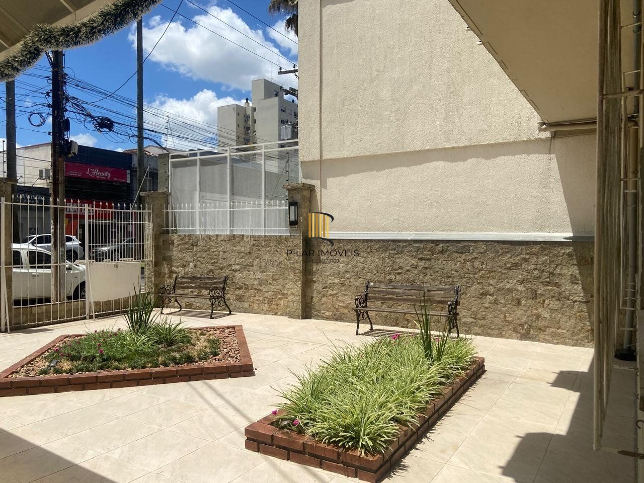 Apartamento com 2 quartos, portaria 24 horas no bairro Menino Deus.