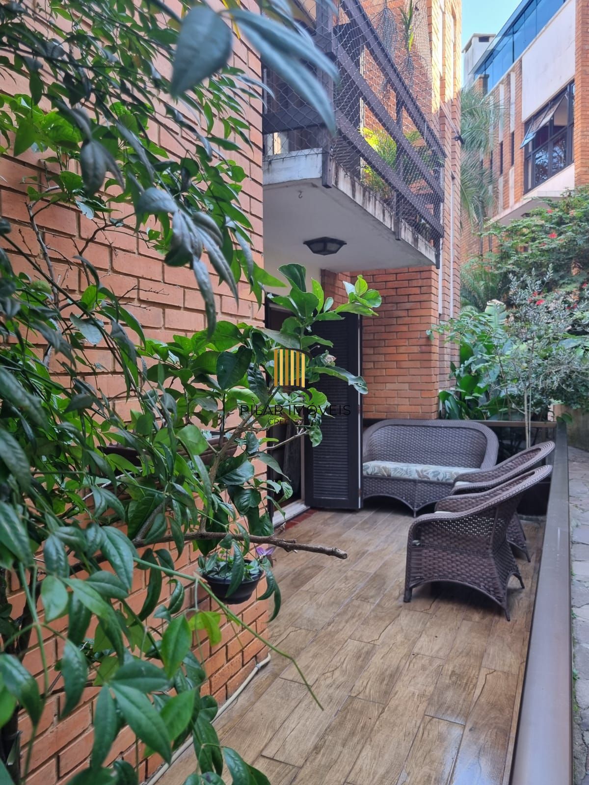 Apartamento térreo semi mobiliado de 3 dormitórios no bairro Cristal