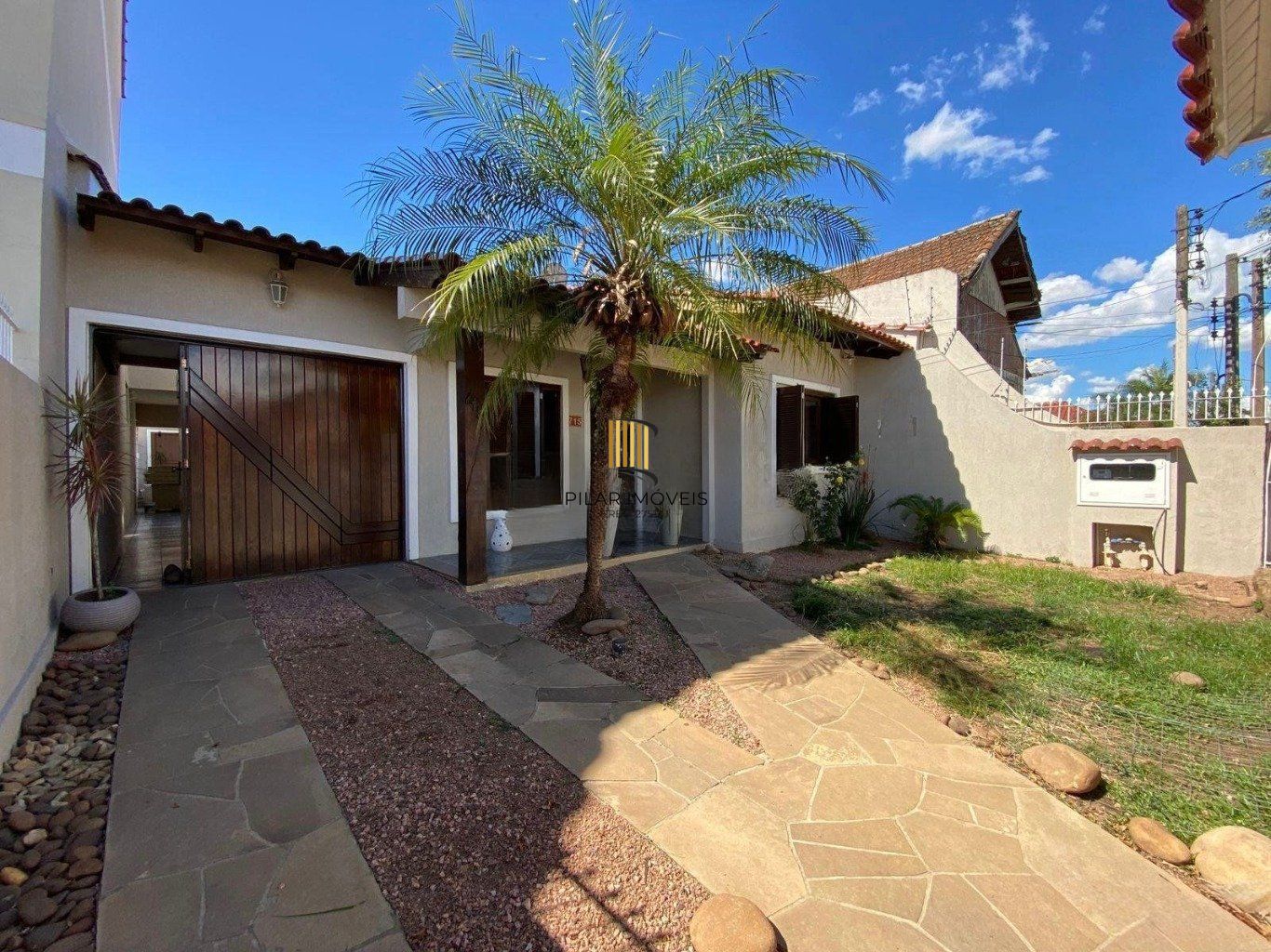 Casa de 131m² com 3 Quartos, piscina e 4 vagas de garagem em Canoas. - Pilar Imóveis