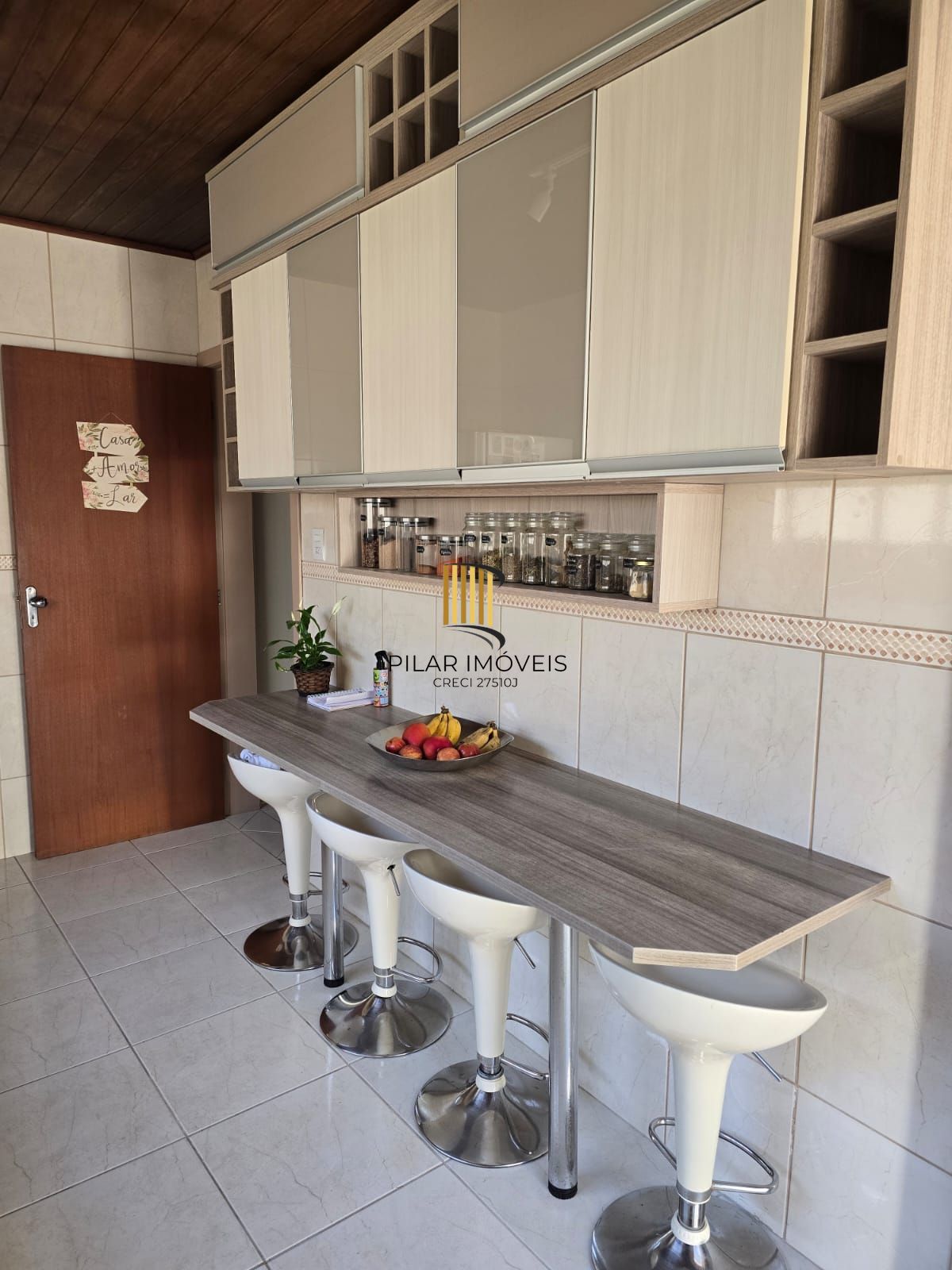 Casa térrea,3 dormitórios e 4 vagas cobertos no Sarandi.