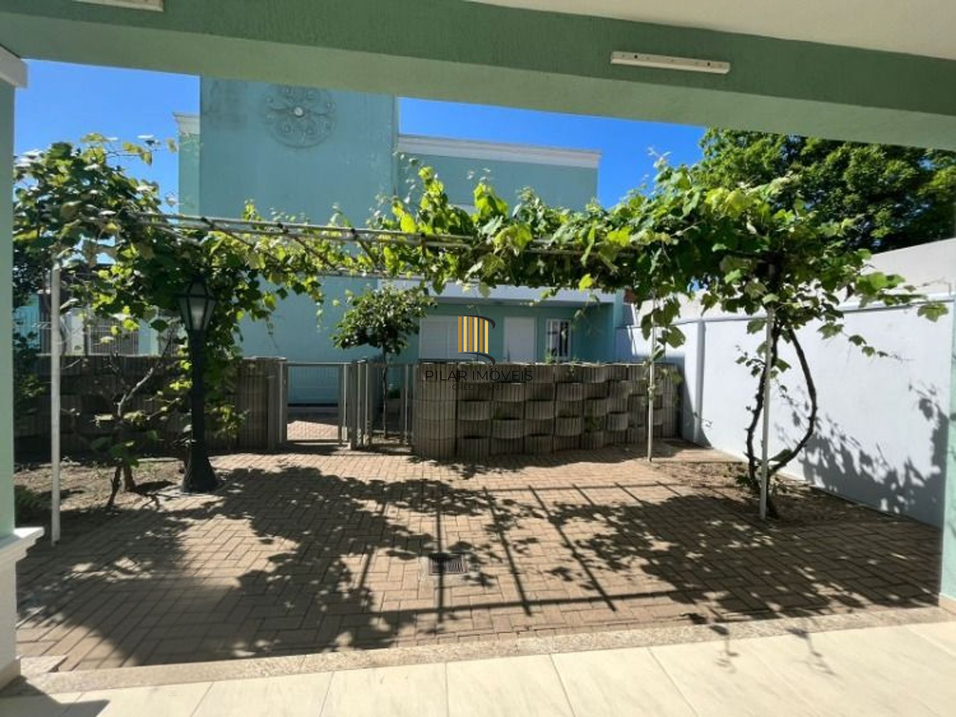 Casa de 2 dormitórios e 2 vagas de garagem em Canoas.