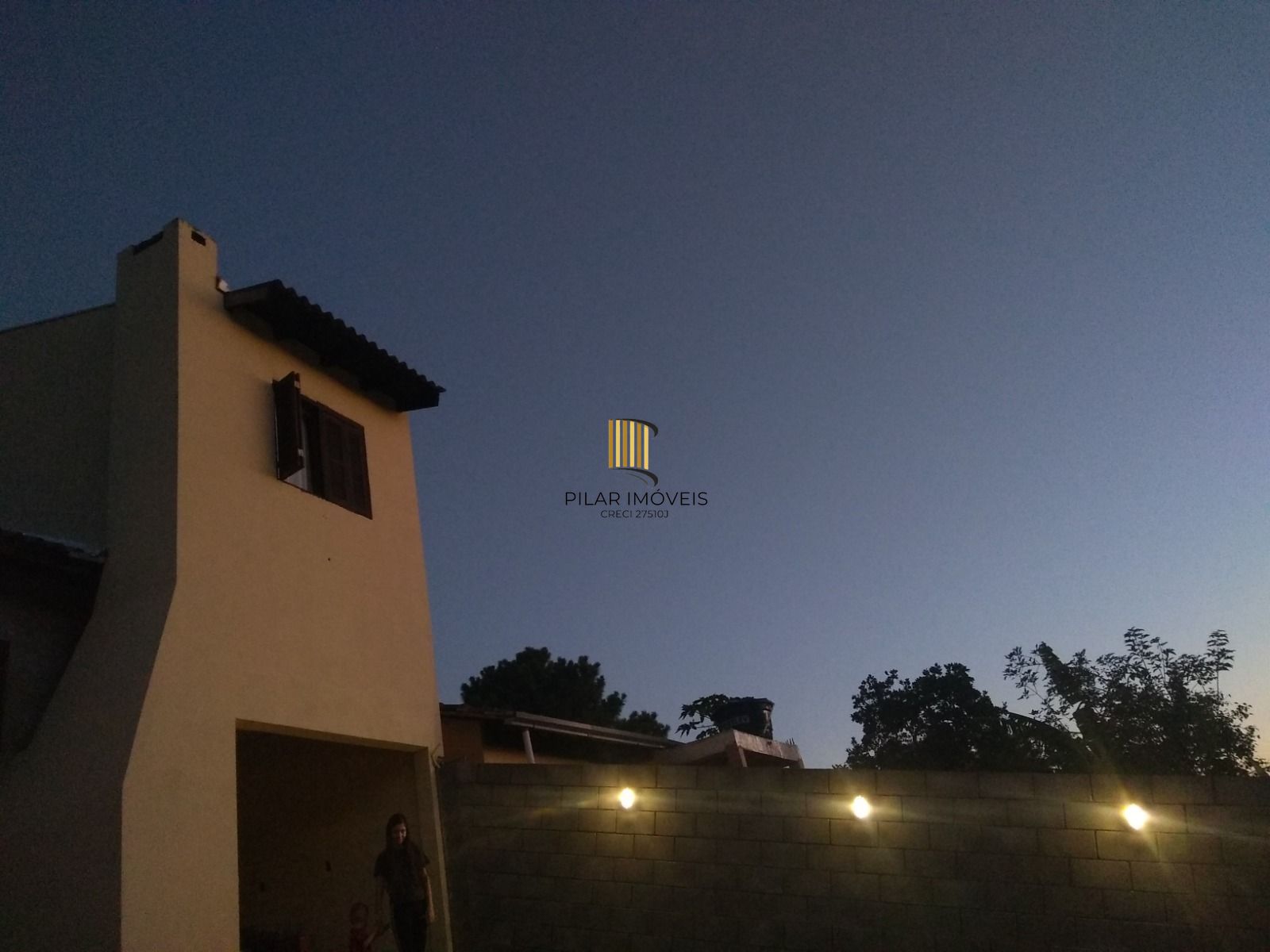 Casa de 2 quartos, churrasqueira, pátio, 2 vagas no bairro Lomba do Pinheiro