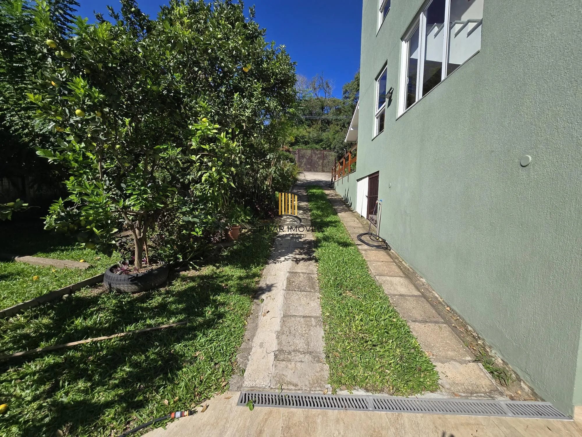 Casa 3 dormitórios, 1 suíte, 4 vagas 210 m² privativos no Belém Novo.