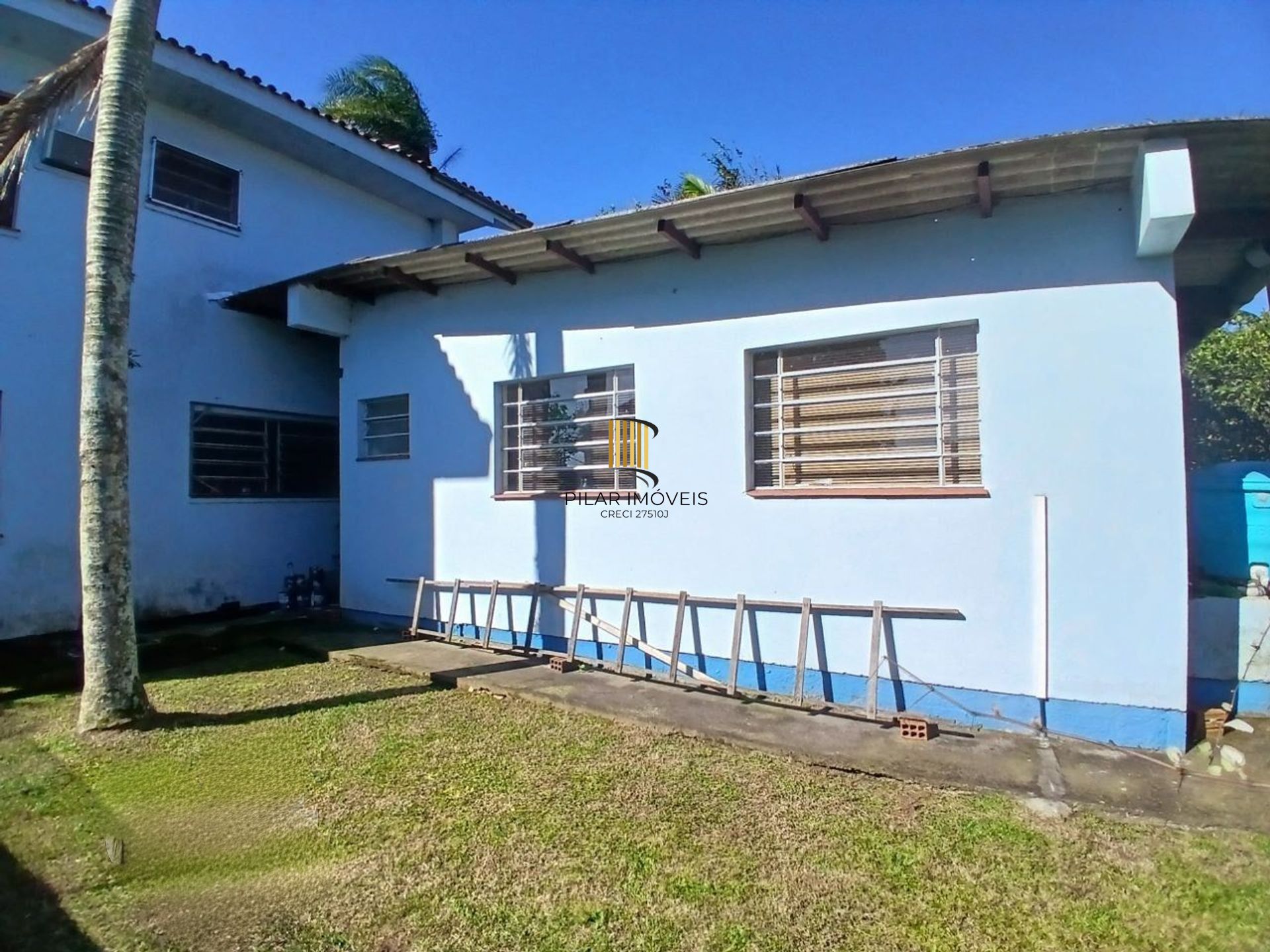 Casa com 3 dormitótrios, piscina e 2 vagas de garagem em Canoas.