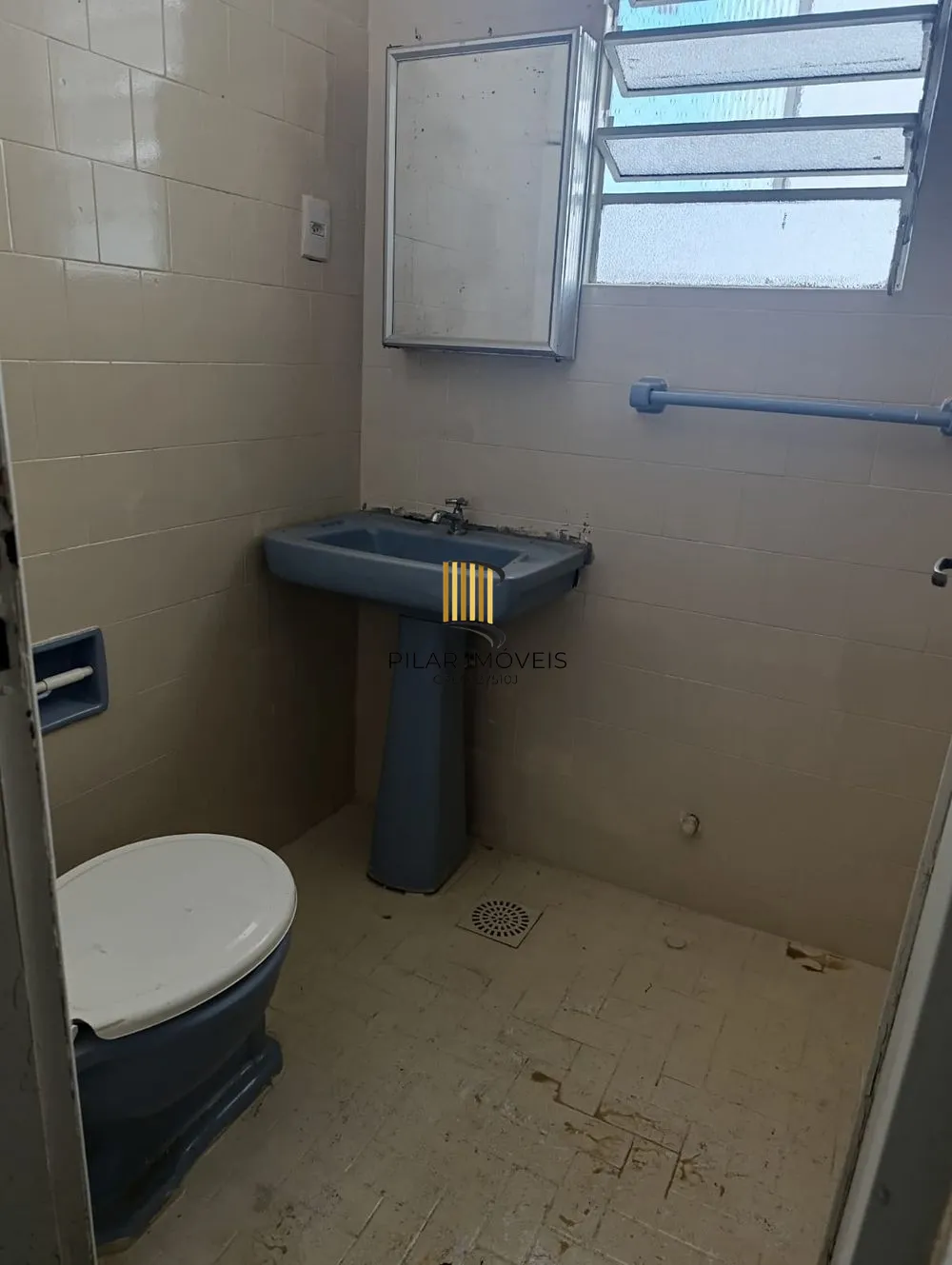 Apartamento de 2 quartos e sacada no bairro Mont' Serrat.