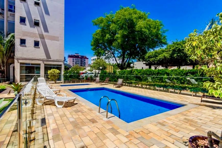 Apartamento semi mobiliado 2 dormitórios 1 vaga de garagem na Rua Sadi Castro.