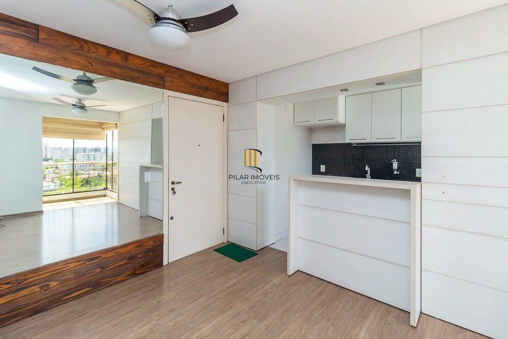 Apartamento com 2 quartos, vaga e sacada e churrasqueira no bairro Sarandi