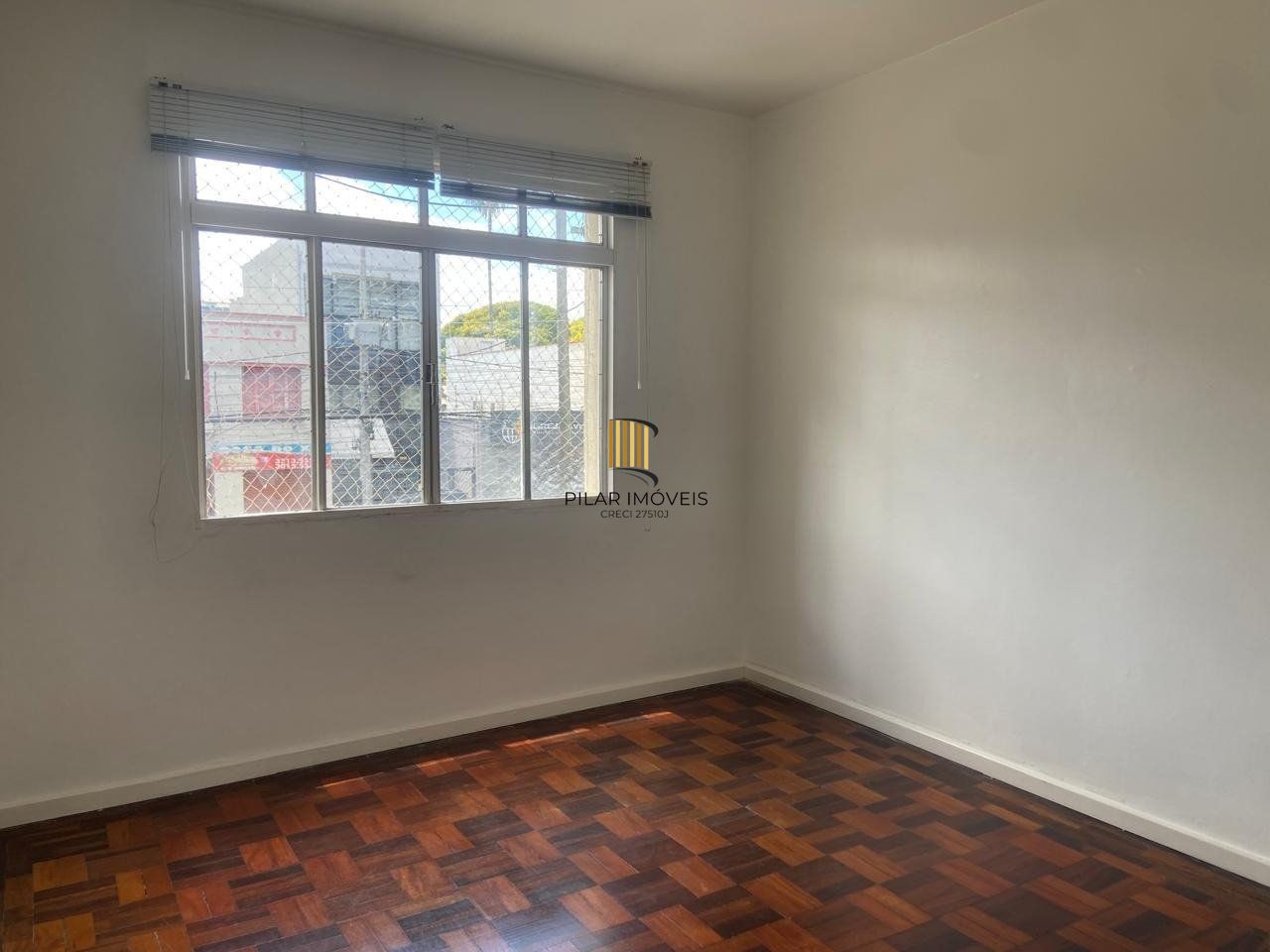 Apartamento com 2 quartos, portaria 24 horas no bairro Menino Deus.