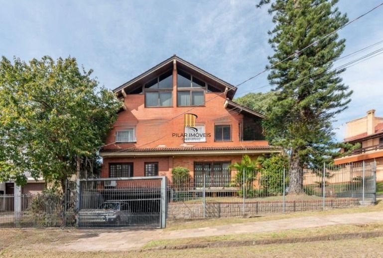 Casa semi mobiliada de 4 quartos e  4 vagas no bairro Chácara das Pedras.