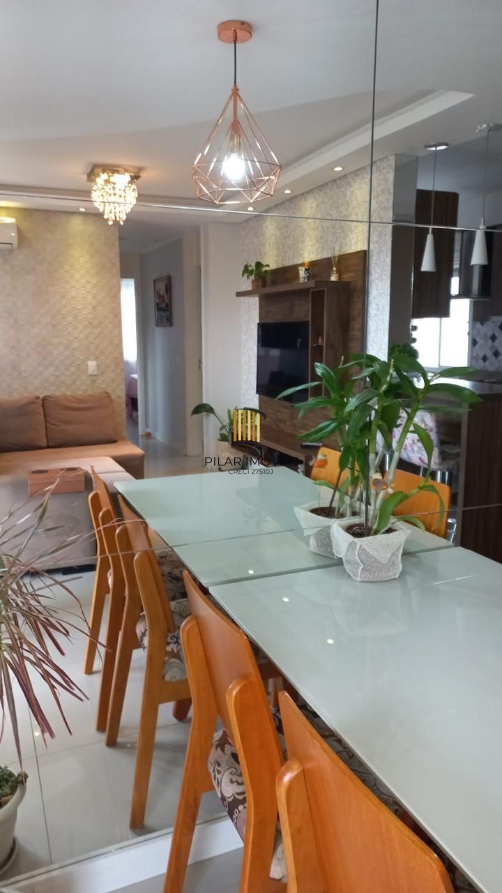 Apartamento com sacada, todo mobiliado de 3 dormitórios com suíte e 2 vagas de garagem.