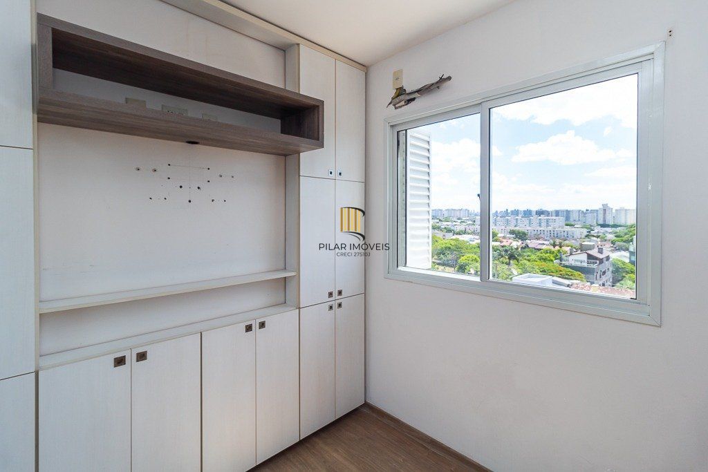 Apartamento com 2 quartos, vaga e sacada e churrasqueira no bairro Sarandi