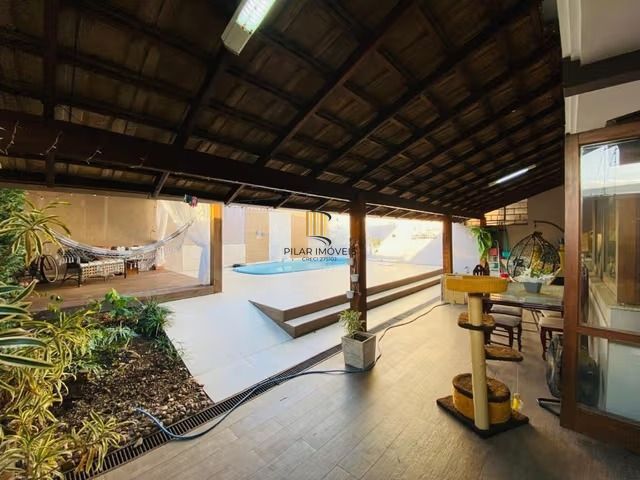 Casa de 3 dormitórios, elevador e 3 vagas de garagem em Canoas.