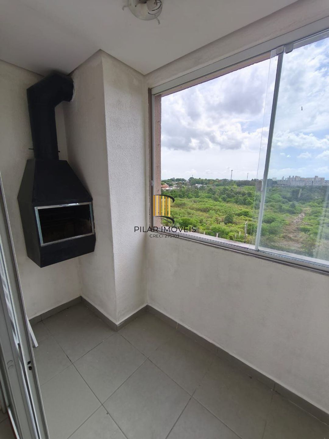 Apartamento de 2 dormitórios, elevador e 1 vaga de garagem em Canoas.