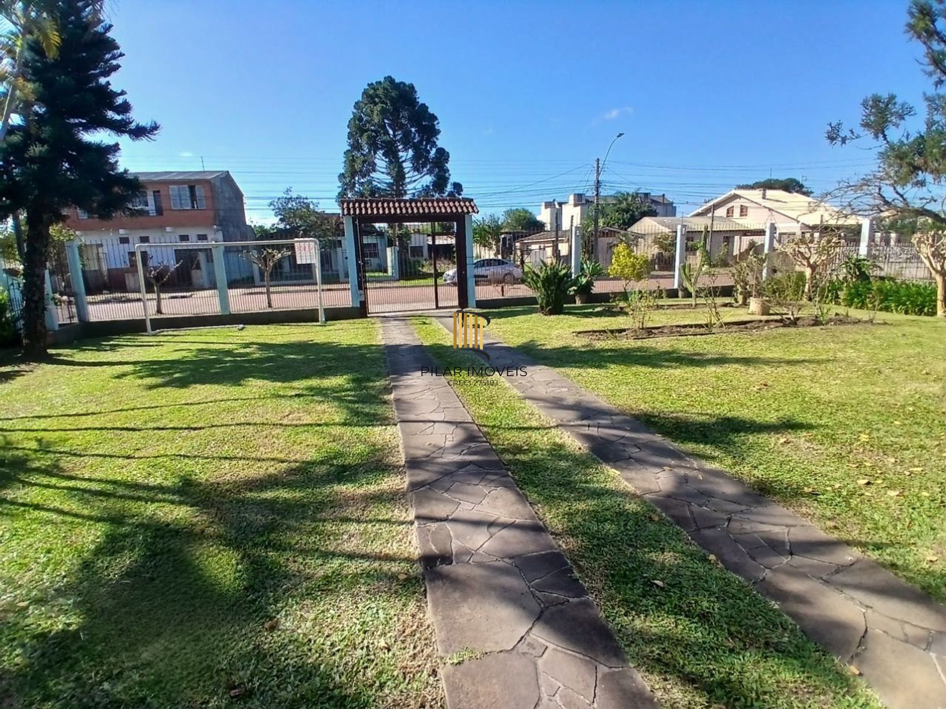 Casa com 3 dormitótrios, piscina e 2 vagas de garagem em Canoas.