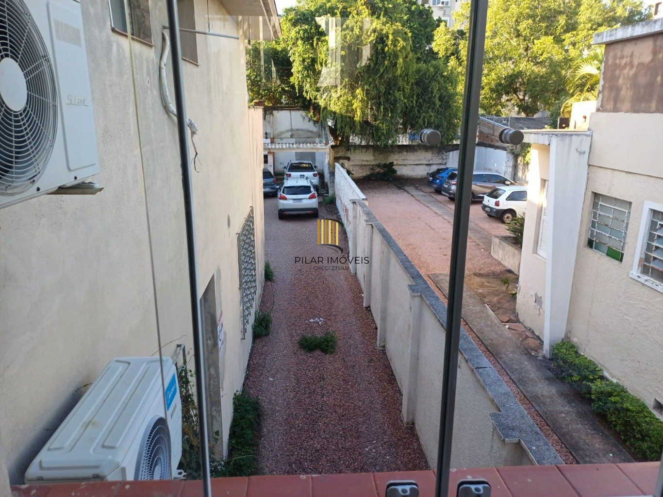 Casa com 3 quartos, 3 banheiros, 300m² e 8 vagas no Menino Deus.
