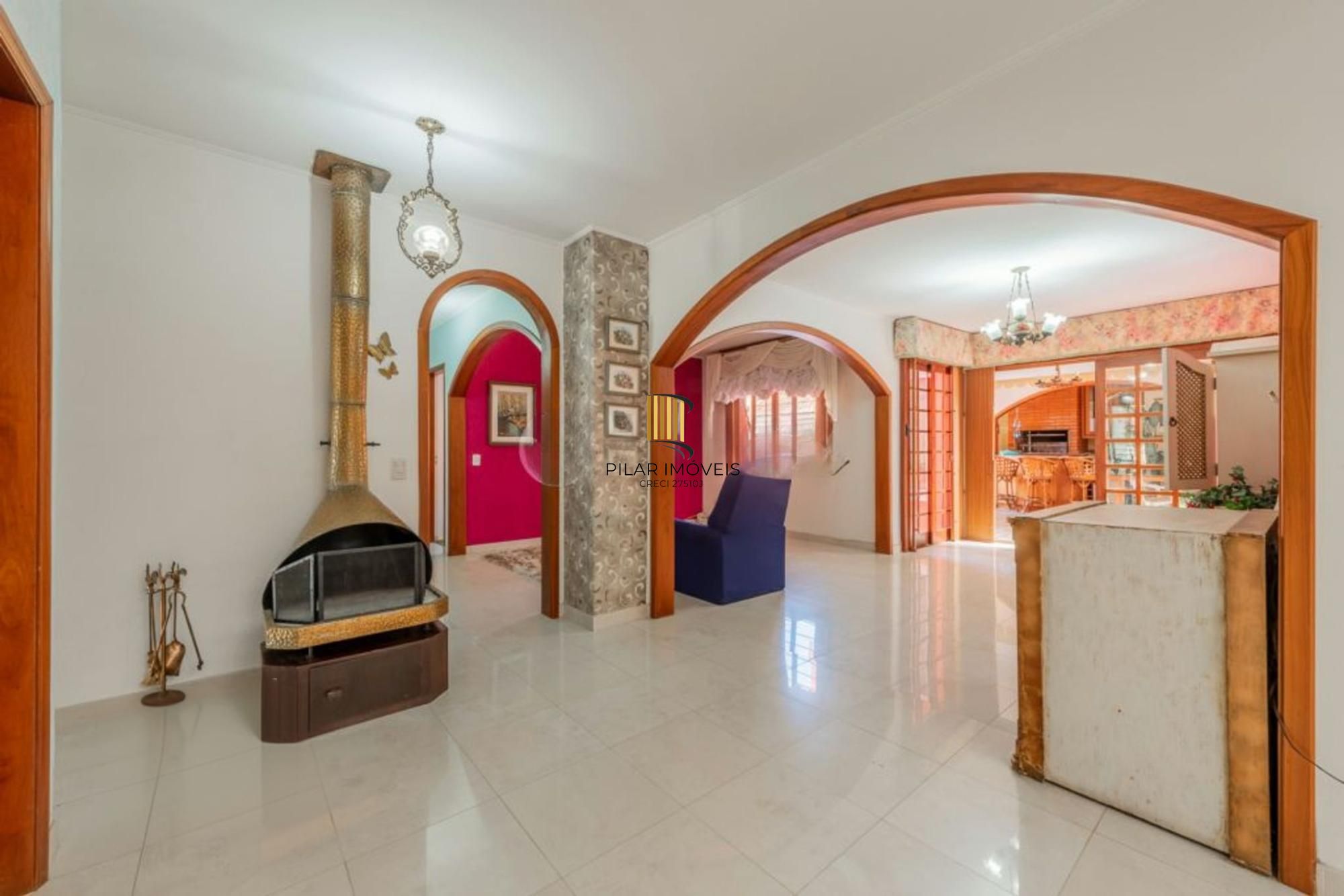 Casa com 3 dormitórios,1 suíte, 4 banheiros e 4 vagas, 203m² no Jardim Itu.
