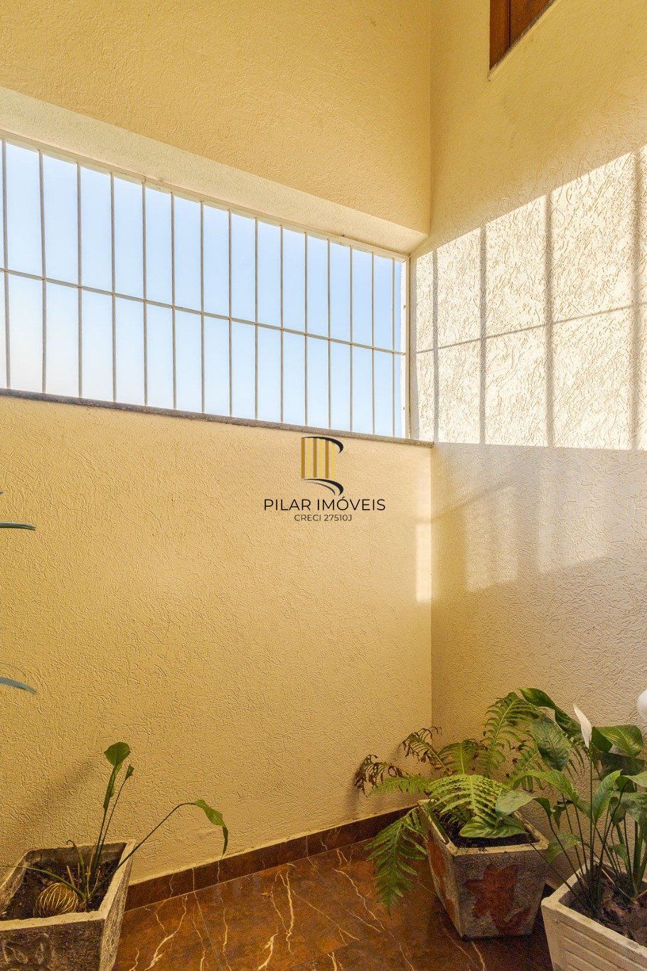 Casa de 297m² no centro de canoas, com 3 quartos, 1 suíte e 3 vagas de garagem.