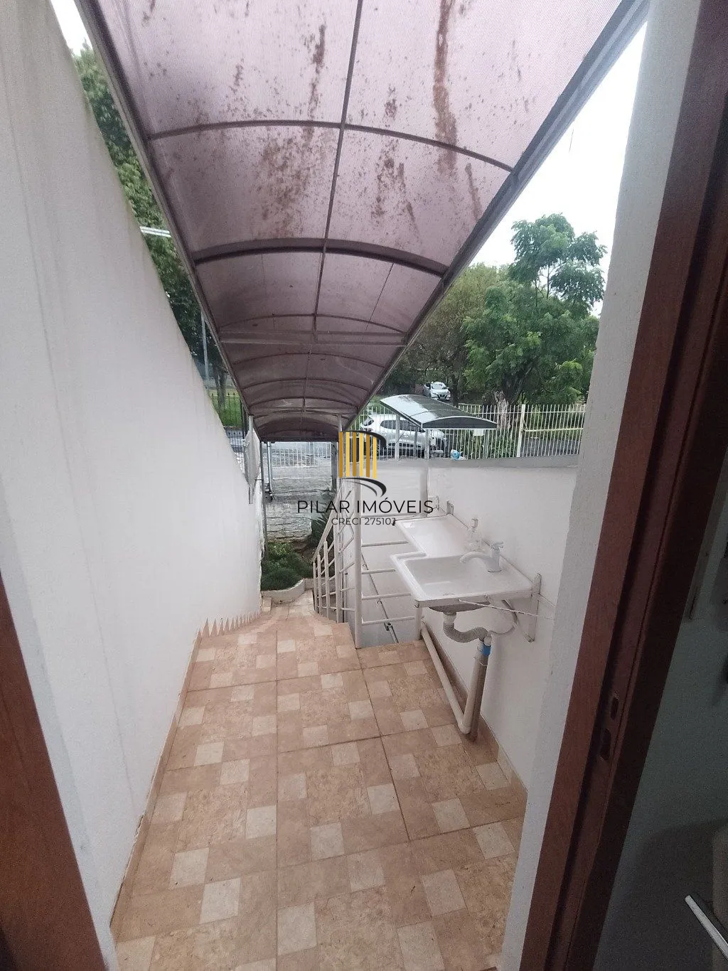 Casa de 5 dormitórios, piscina e 4 vagas de garagem em Canoas.