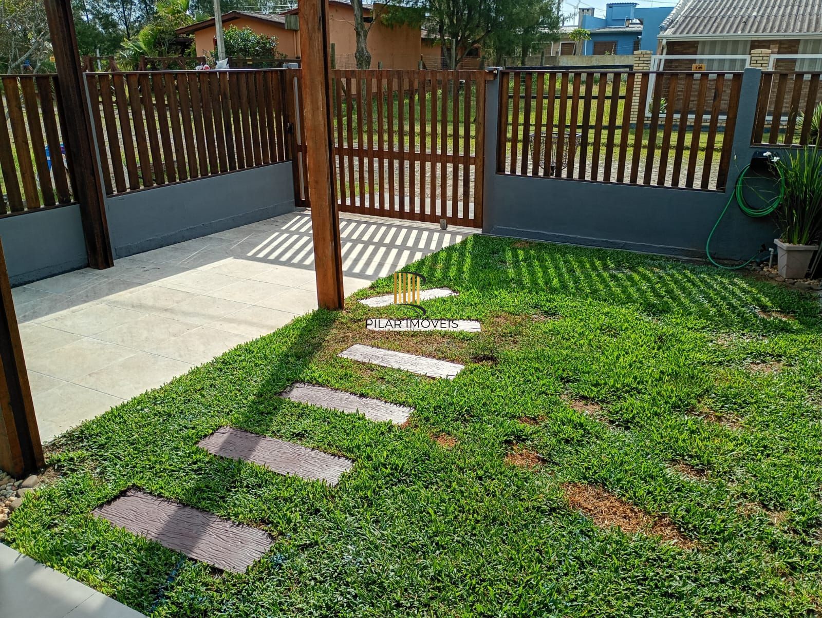 Casa com  2 quartos, vaga de garagem e com pátio Jardim Éden.