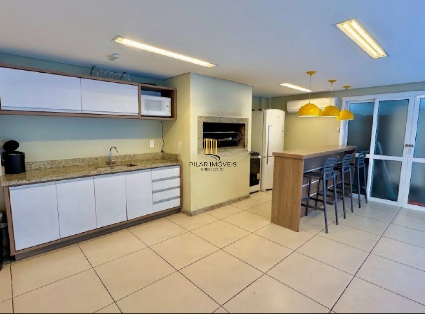 Apartamento semi mobiliado de 2 dormitórios bairro Bom Fim