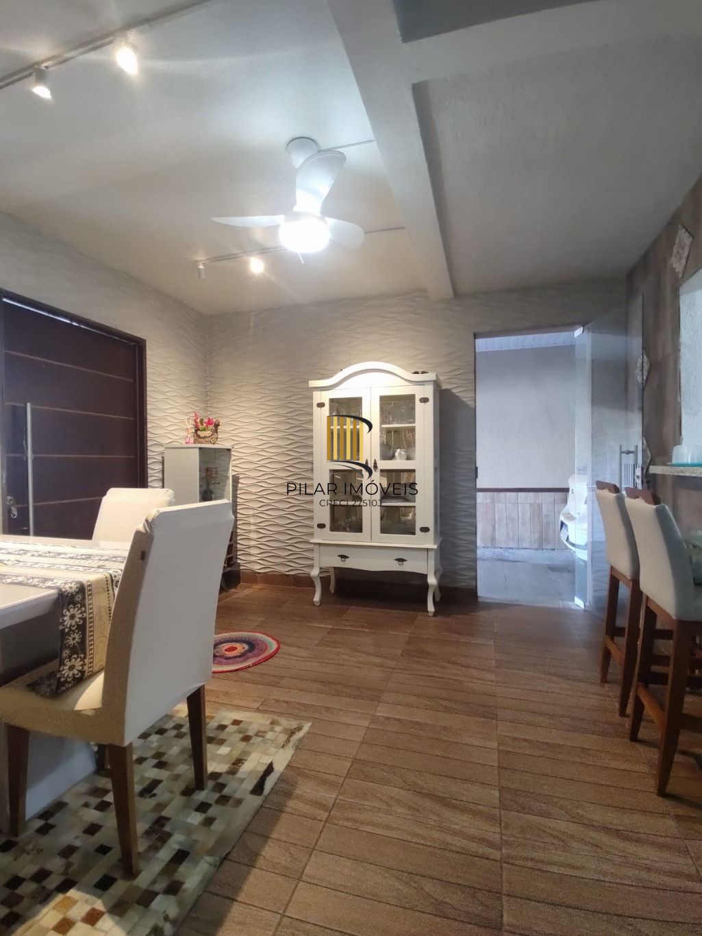 Casa de 3 dormitórios e 2 vagas de garagem em Cachoerinha.