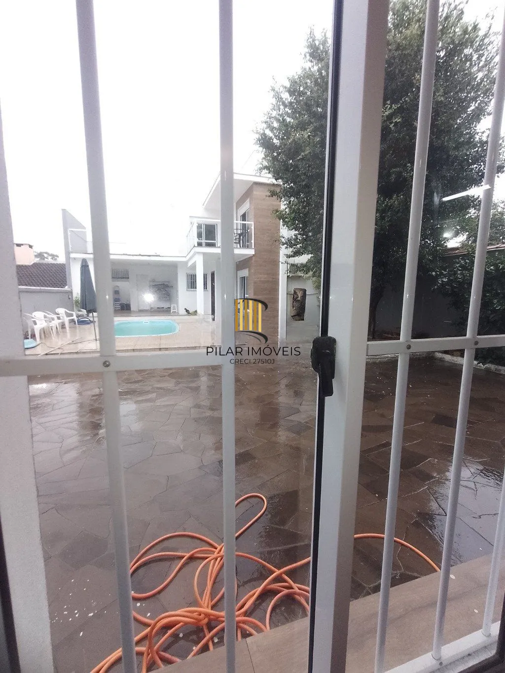Casa de 5 dormitórios, piscina e 4 vagas de garagem em Canoas.