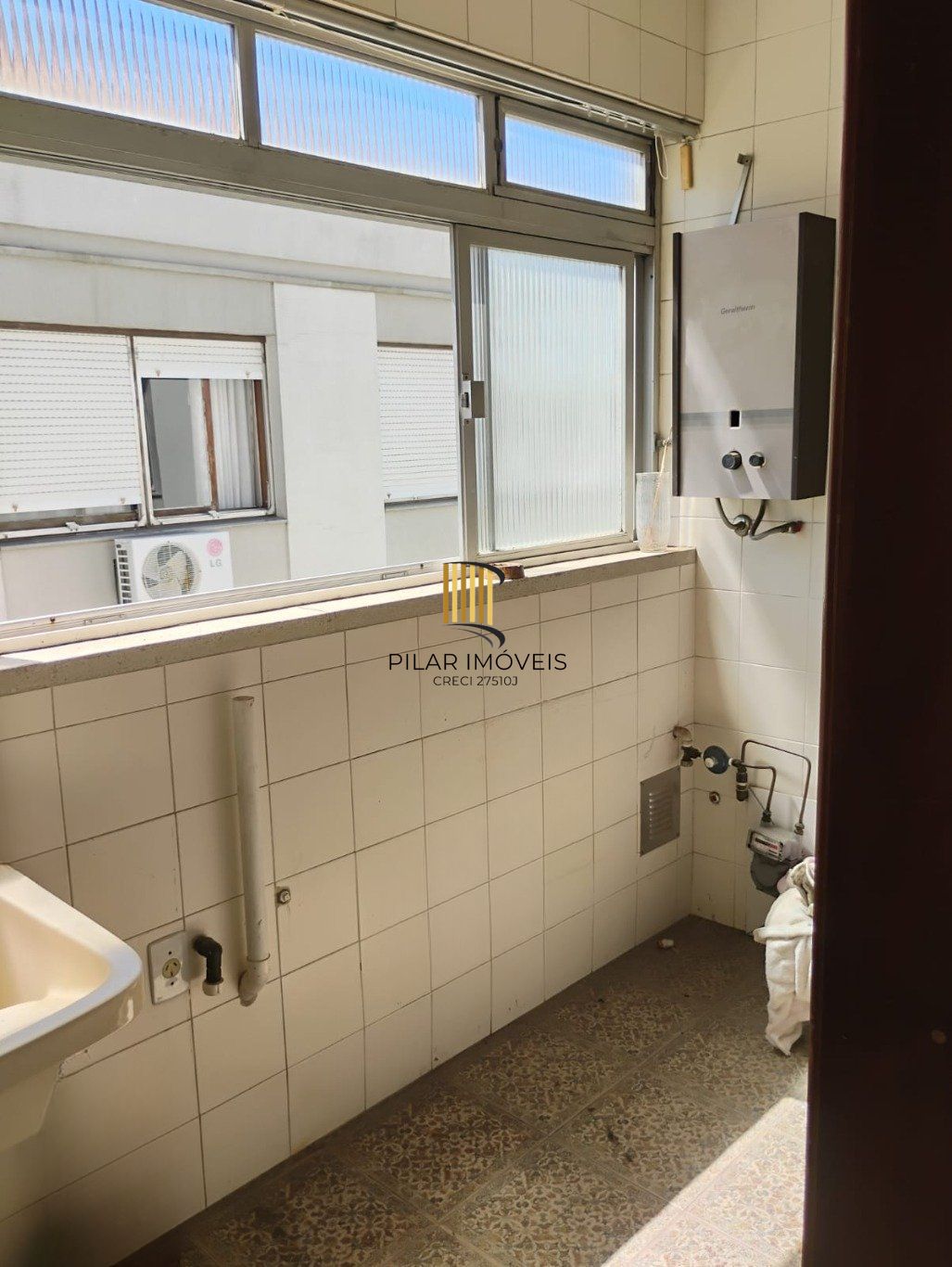 Apartamento com 3 quartos e 2 vagas de garagem no Bairro Jardim Itu/ Planalto.