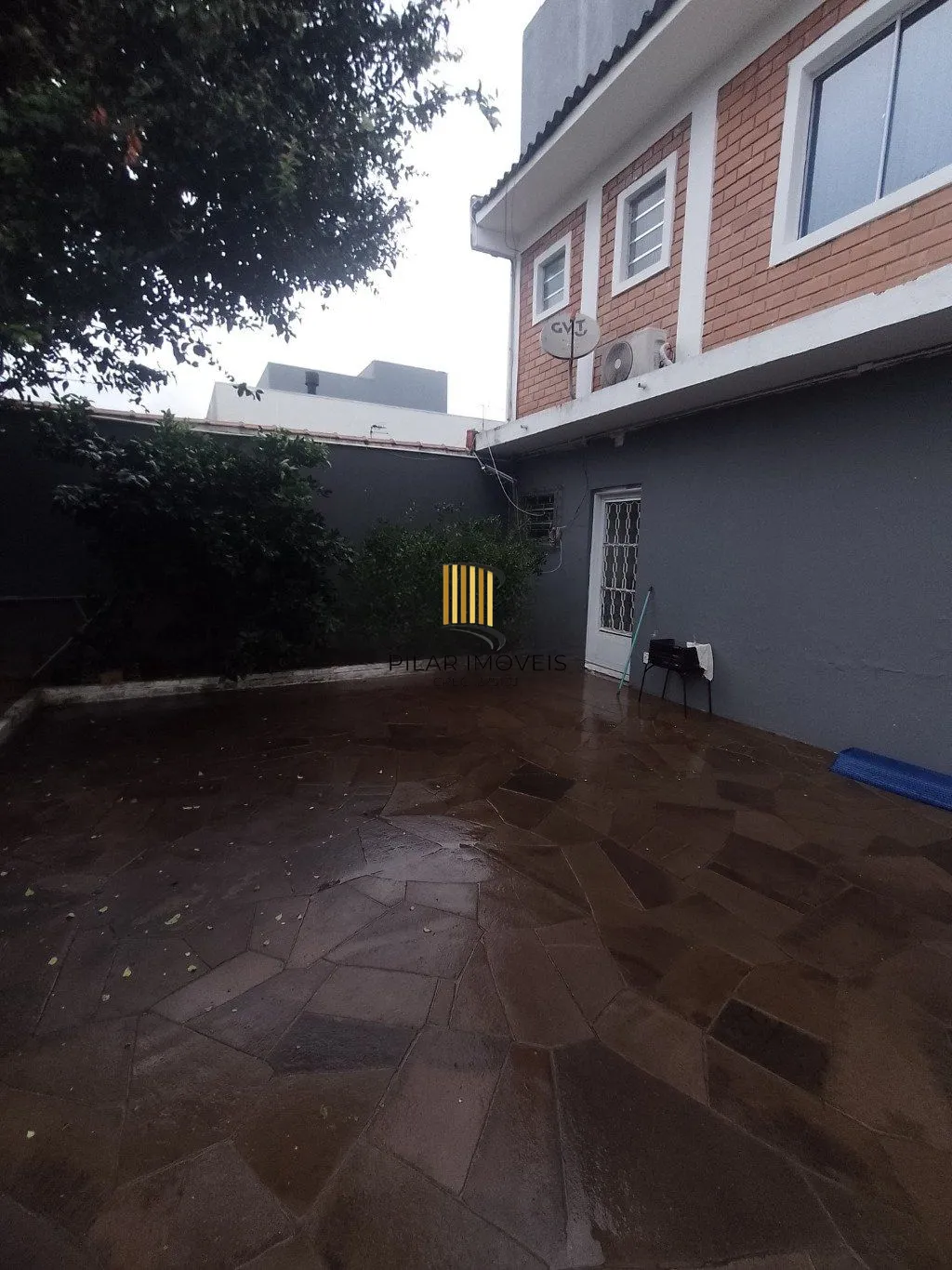 Casa de 5 dormitórios, piscina e 4 vagas de garagem em Canoas.