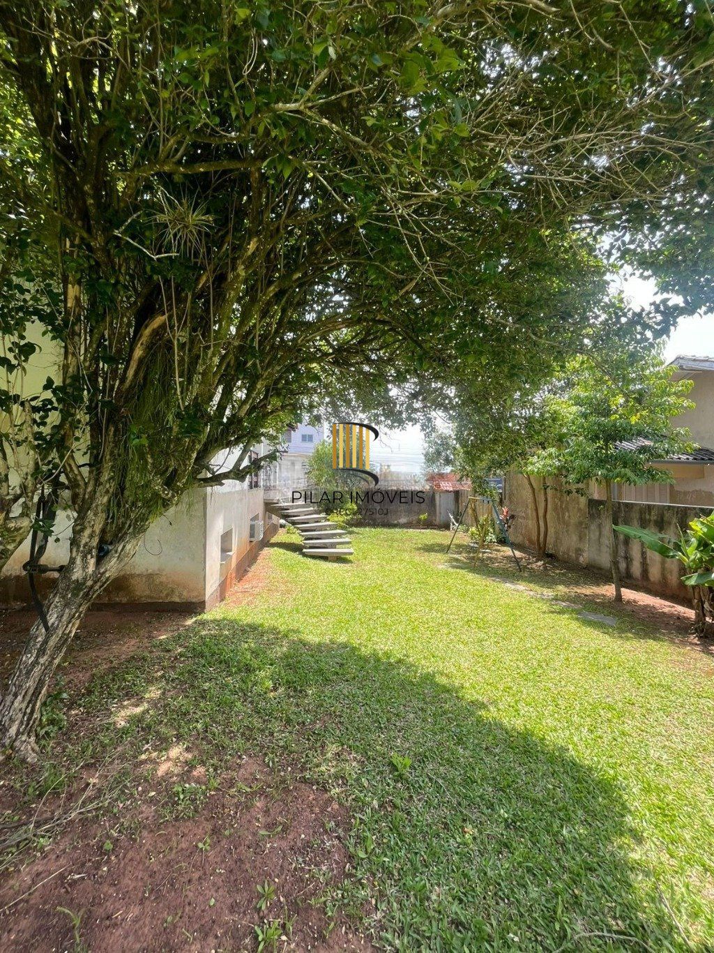 Casa de 3 dormitórios e 4 vagas de garagem em Cachoeirinha.