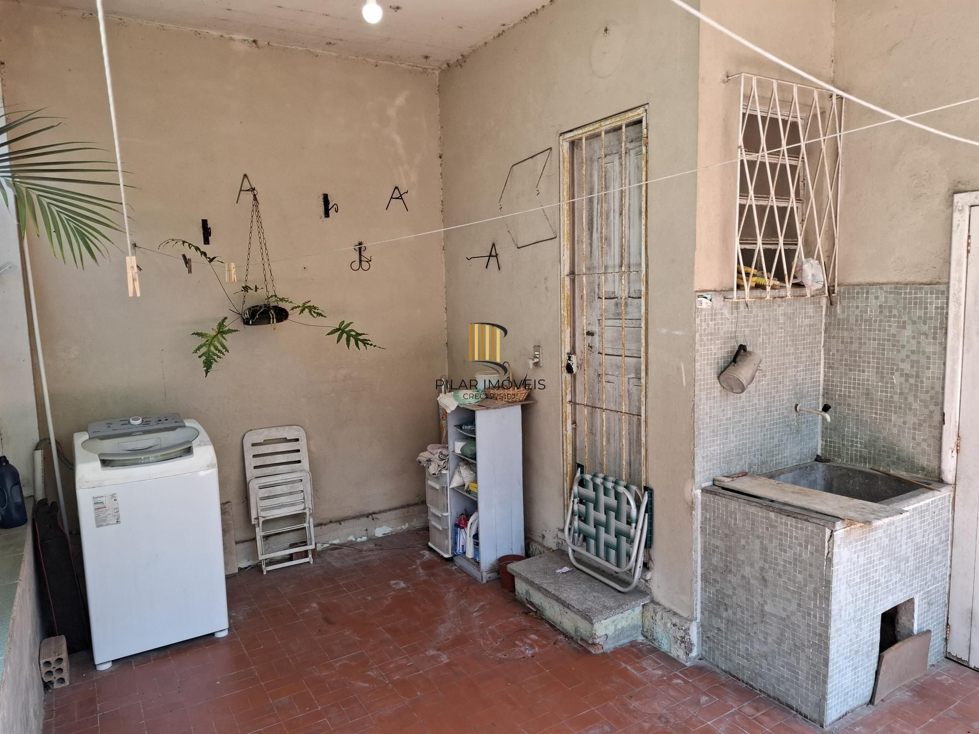 Casa no Bairro Petrópolis, à 800 metros da Encol, com pátio e piscina.