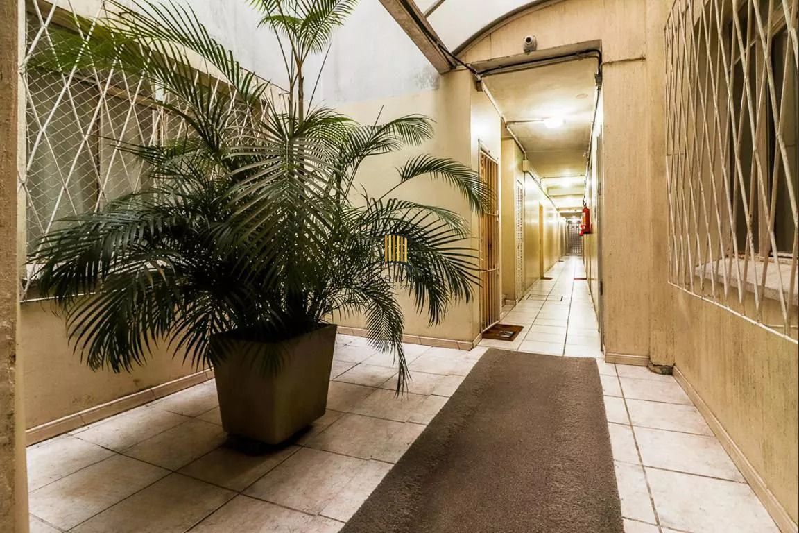 Apartamento com 2 quartos, portaria 24 horas no bairro Menino Deus.