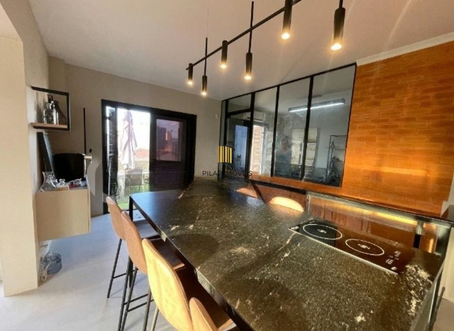 Cobertura de 2 quartos, suíte, 2 vagas no bairro Jardim Planalto.