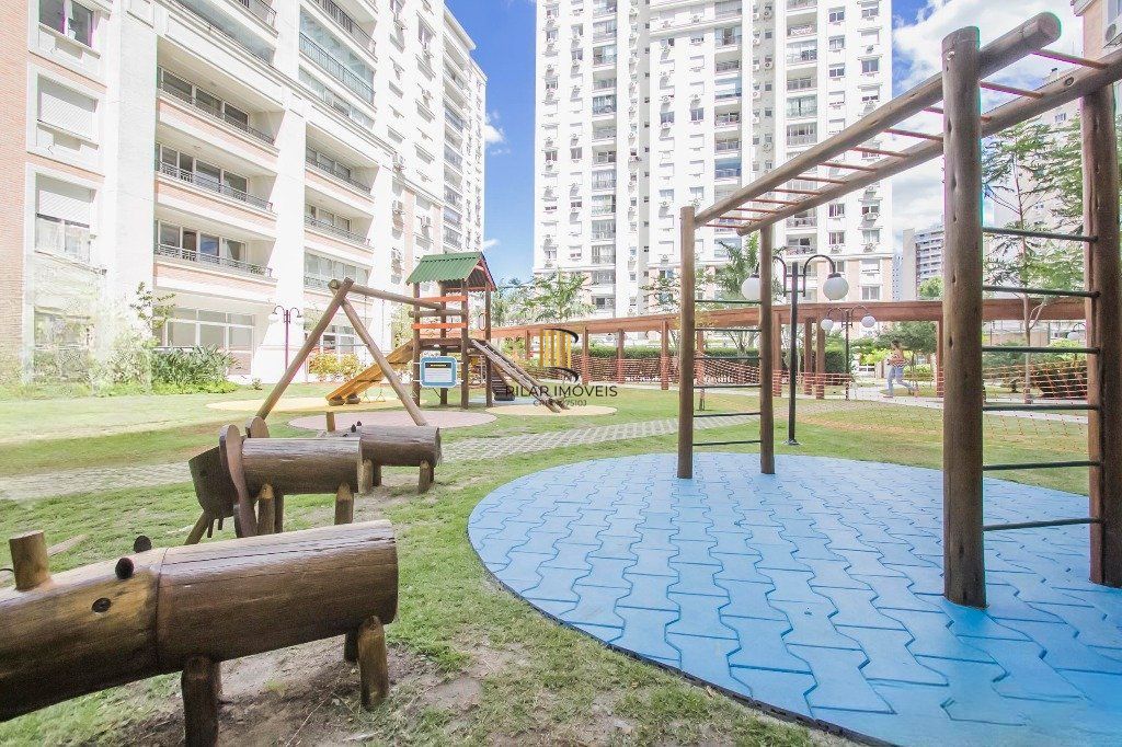 Apartamento com 3 dormitórios, 1 suíte, 1 vaga e elevador no Passo da Areia