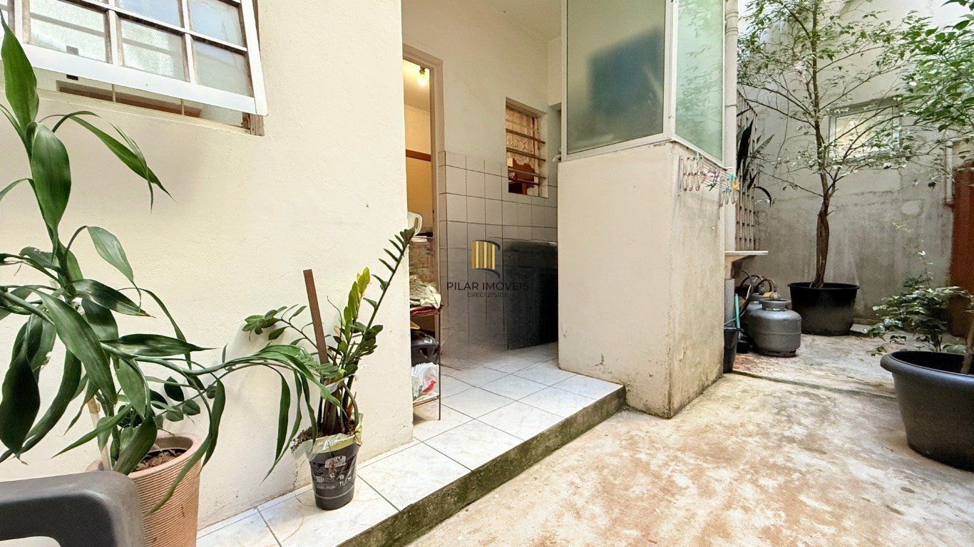 Apartamento térreo com pátio no bairro Santana.