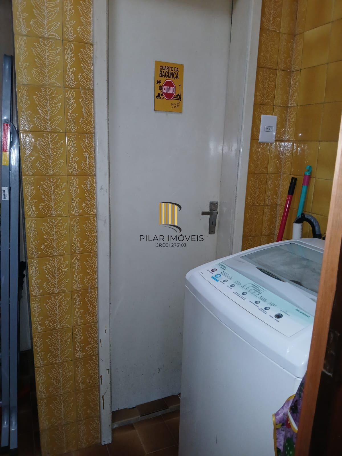 Apartamento com 2 dormitórios e 1 vaga de garagem no Bairro Floresta.